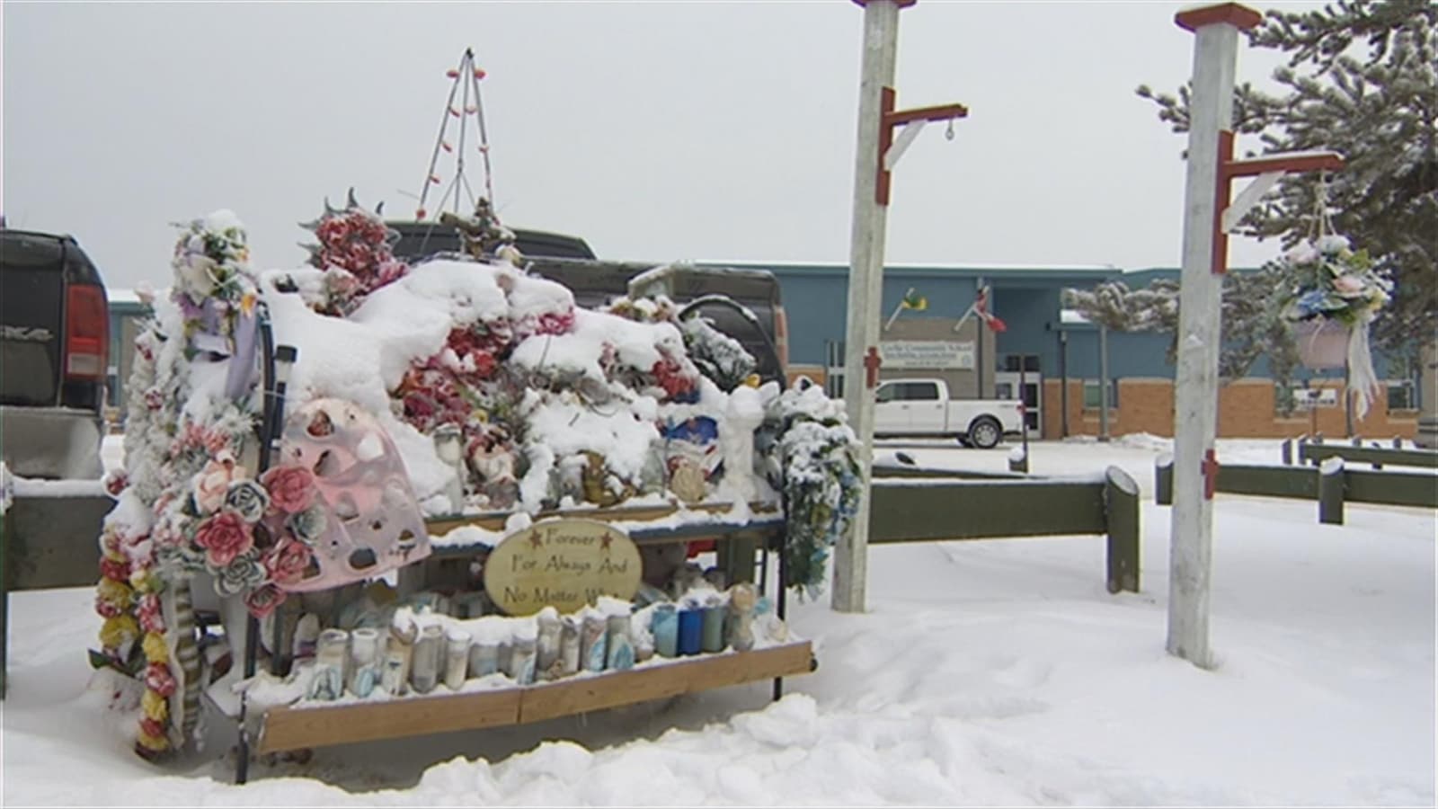 Des bougies, des fleurs et des peluches devant l'école communautaire de La Loche Des bougies, des fleurs et des peluches devant l'école communautaire de La Loche