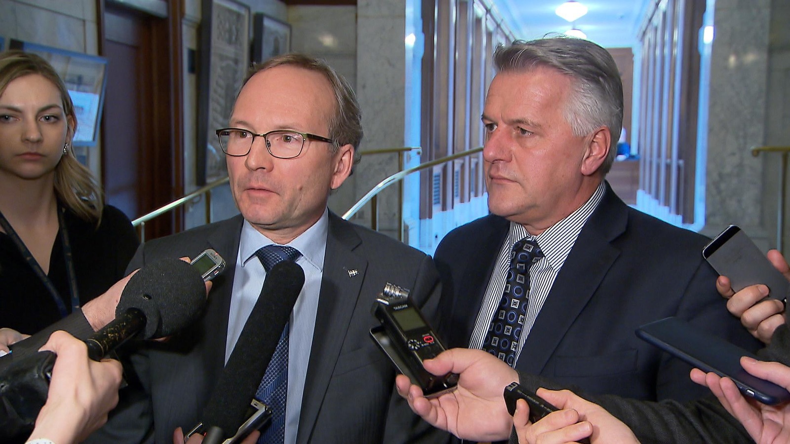 Le ministre de la Sécurité publique, Martin Coiteux, et le ministre des Transports, Laurent Lessard, répondent aux questions des journalistes concernant la gestion des opérations sur l'autoroute 13. Le ministre de la Sécurité publique, Martin Coiteux, et le ministre des Transports, Laurent Lessard, répondent aux questions des journalistes concernant la gestion des opérations sur l'autoroute 13.