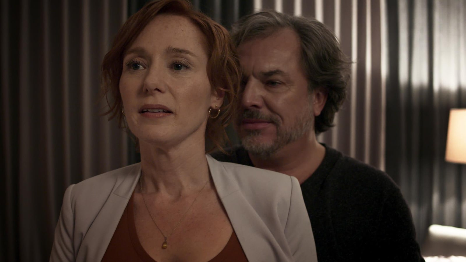 Dans le film Le problème d'infiltration, de Robert Morin, les acteurs Sandra Dumaresq et Christian Bégin se tiennent l'un derrière l'autre en arborant un sourire incertain. Dans le film Le problème d'infiltration, de Robert Morin, les acteurs Sandra Dumaresq et Christian Bégin se tiennent l'un derrière l'autre en arborant un sourire incertain.