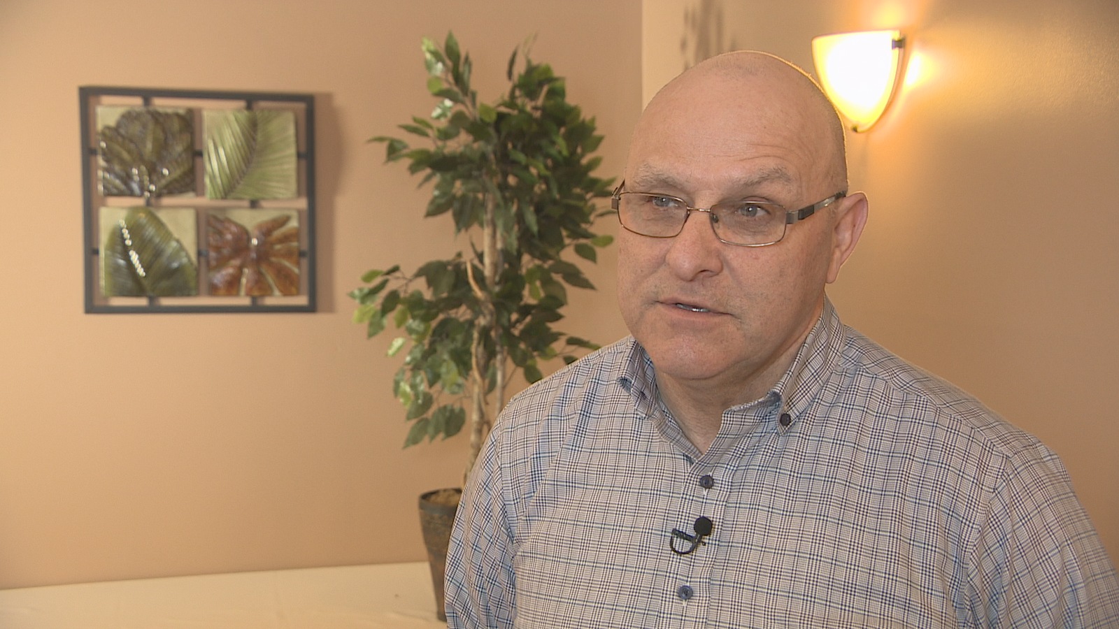 Le président de la Coalition des pêcheurs de la Nouvelle-Écosse, Leonard Leblanc, craint que les pêcheurs de l'Atlantique n'aient pas le temps de se conformer à temps aux nouvelles règles de Transports Canada. Le président de la Coalition des pêcheurs de la Nouvelle-Écosse, Leonard Leblanc, craint que les pêcheurs de l'Atlantique n'aient pas le temps de se conformer à temps aux nouvelles règles de Transports Canada.