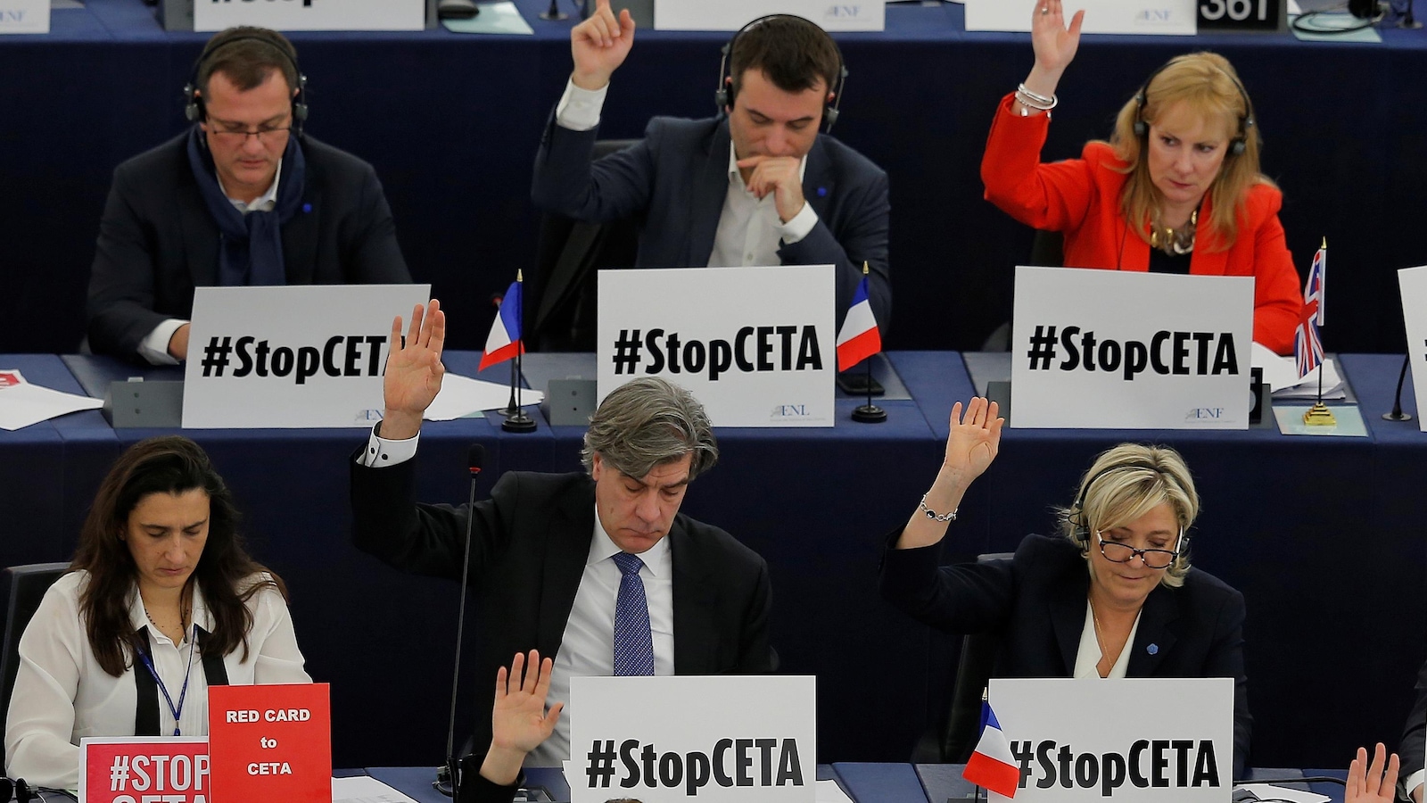 Certains députés européens, dont Marine Le Pen, ont voté contre la ratification de l'accord de libre-échange. Certains députés européens, dont Marine Le Pen, ont voté contre la ratification de l'accord de libre-échange.