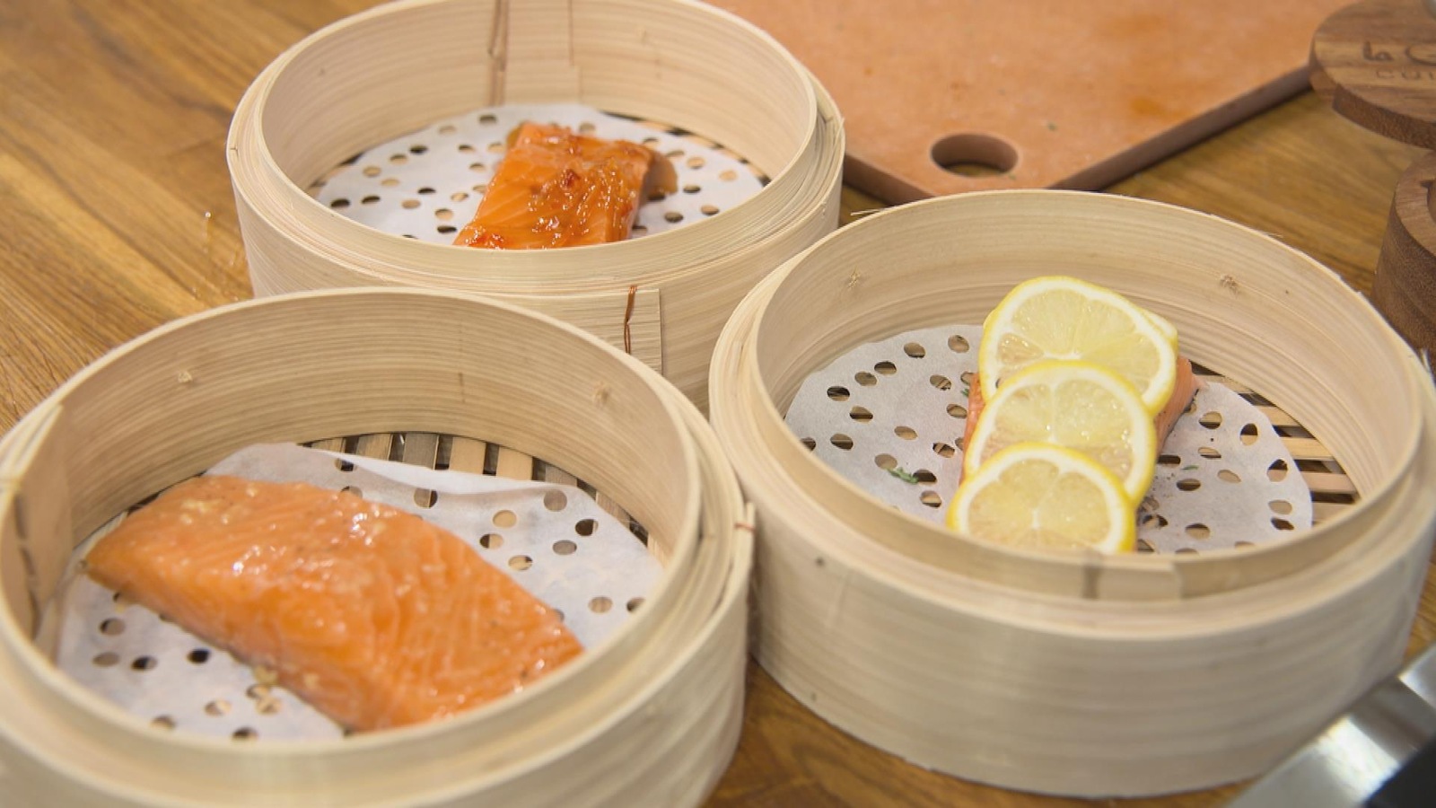 Trois paniers vapeur contenant des recettes différents de saumon. Trois paniers vapeur contenant des recettes différents de saumon.