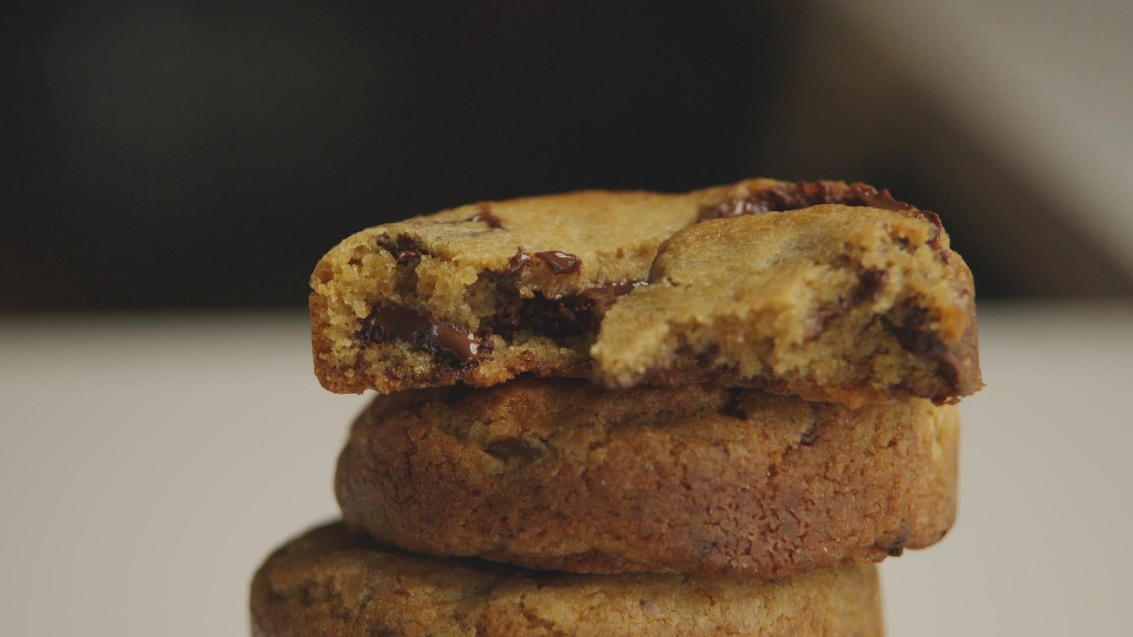 Trois biscuits au chocolat empilés Trois biscuits au chocolat empilés