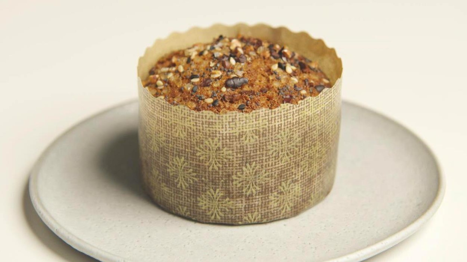 Un cake aux bananes dans une assiette blanche Un cake aux bananes dans une assiette blanche