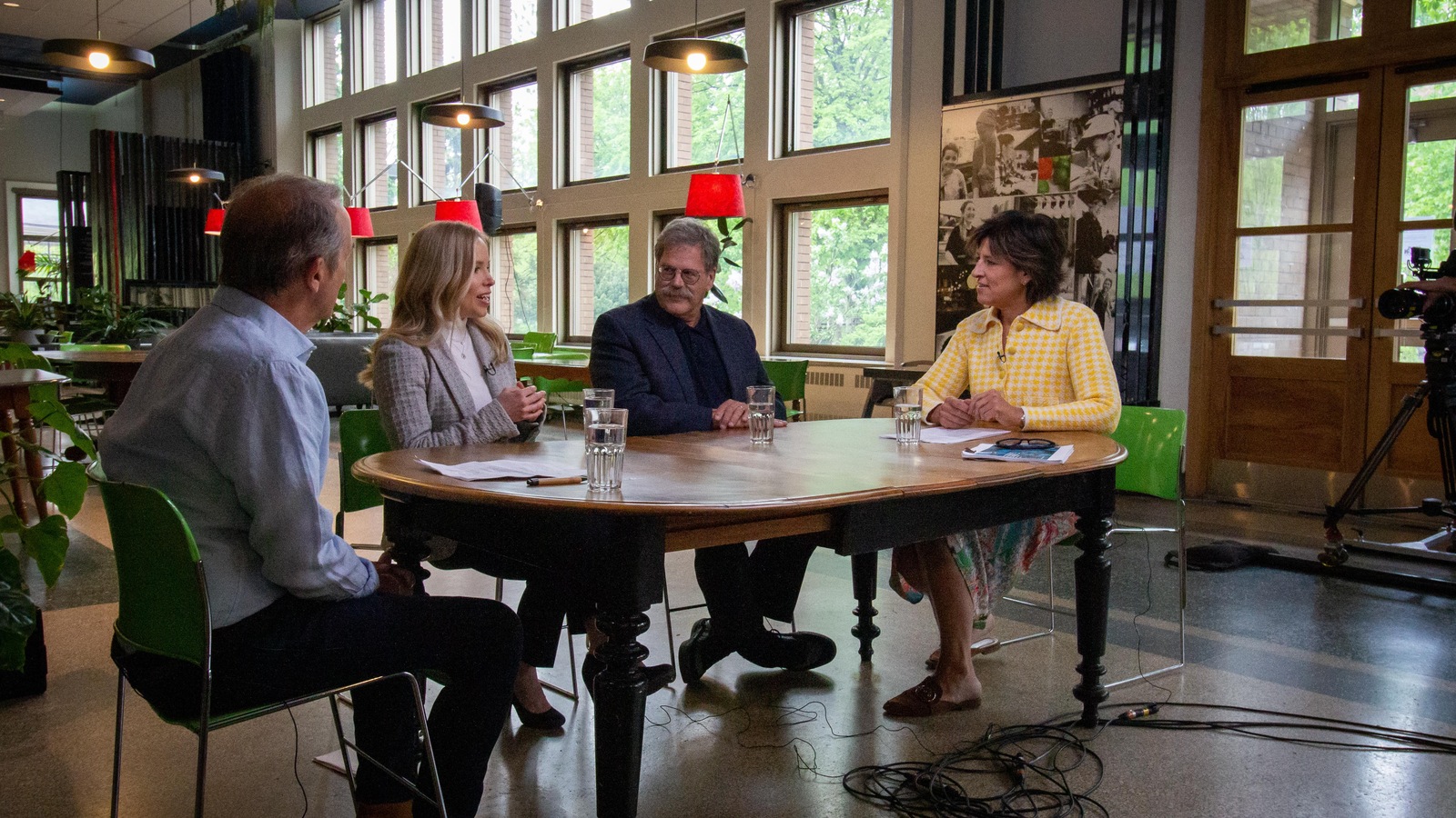 Quatre personne discutent autour d'une table. Quatre personne discutent autour d'une table.