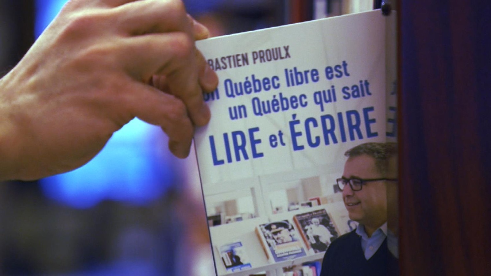 Gros plan sur le livre du ministre québécois de l'Éducation Sébastien Proulx, intitulé « Un Québec libre est un Québec qui sait lire et écrire ». Gros plan sur le livre du ministre québécois de l'Éducation Sébastien Proulx, intitulé « Un Québec libre est un Québec qui sait lire et écrire ».