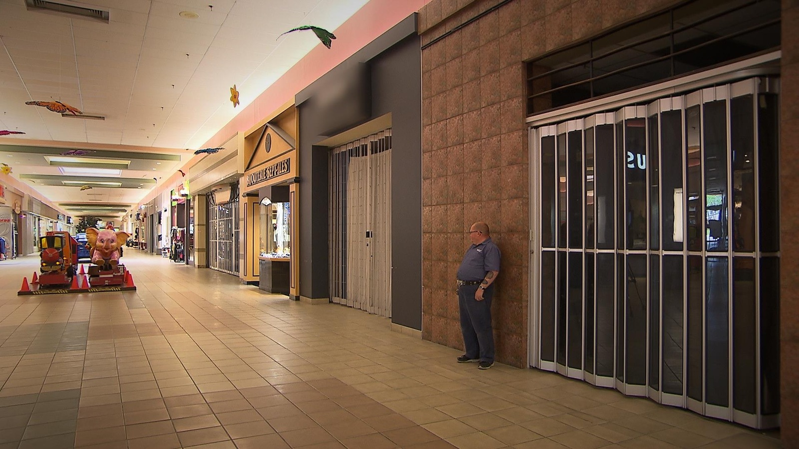 Des locaux vides dans un centre commercial de Sept-Îles Des locaux vides dans un centre commercial de Sept-Îles