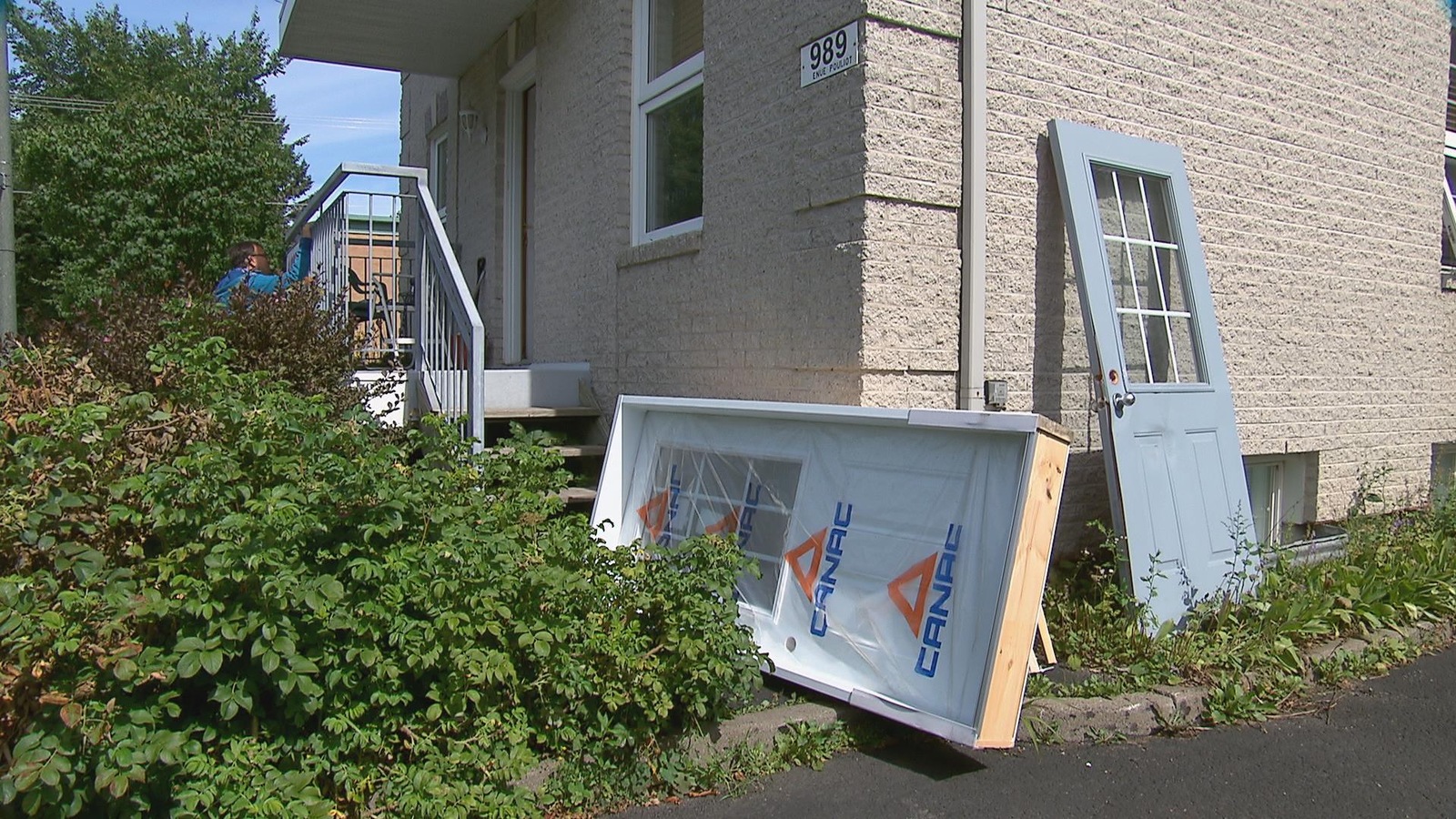 Le propriétaire du logement où habitait Alain Gosselin a dû effectuer des travaux pour changer les portes notamment après l'intervention policière. Le propriétaire du logement où habitait Alain Gosselin a dû effectuer des travaux pour changer les portes notamment après l'intervention policière.