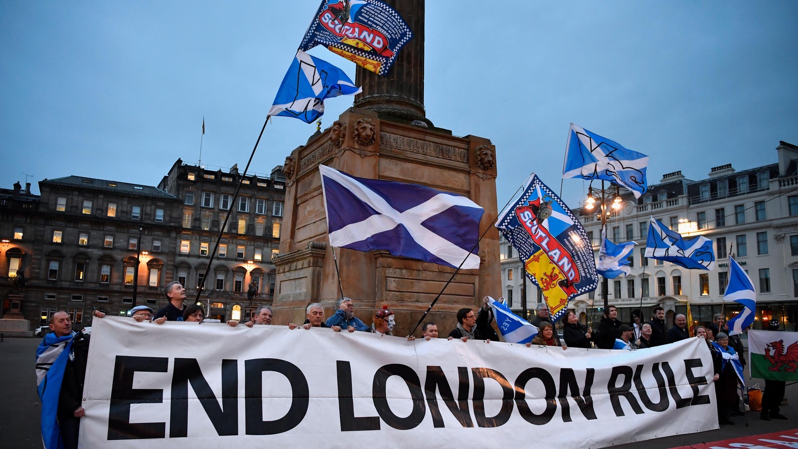 Des partisans de l’indépendance de l'Écosse se sont rassemblés à Glasgow, le 13 mars 2017, à la suite de l’annonce de Nicola Sturgeon sur sa volonté de tenir un deuxième référendum. Des partisans de l’indépendance de l'Écosse se sont rassemblés à Glasgow, le 13 mars 2017, à la suite de l’annonce de Nicola Sturgeon sur sa volonté de tenir un deuxième référendum.