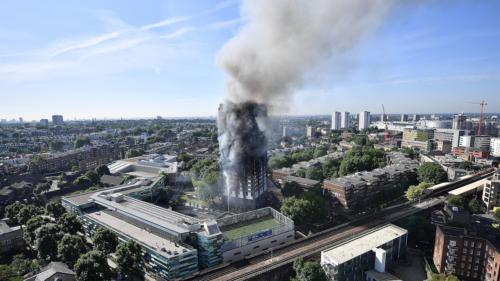 De la fumée s'échappe de cet immeuble résidentiel de 24 étages dans un quartier de l'ouest de Londres après que les flammes l'aient complètement ravagé. De la fumée s'échappe de cet immeuble résidentiel de 24 étages dans un quartier de l'ouest de Londres après que les flammes l'aient complètement ravagé.
