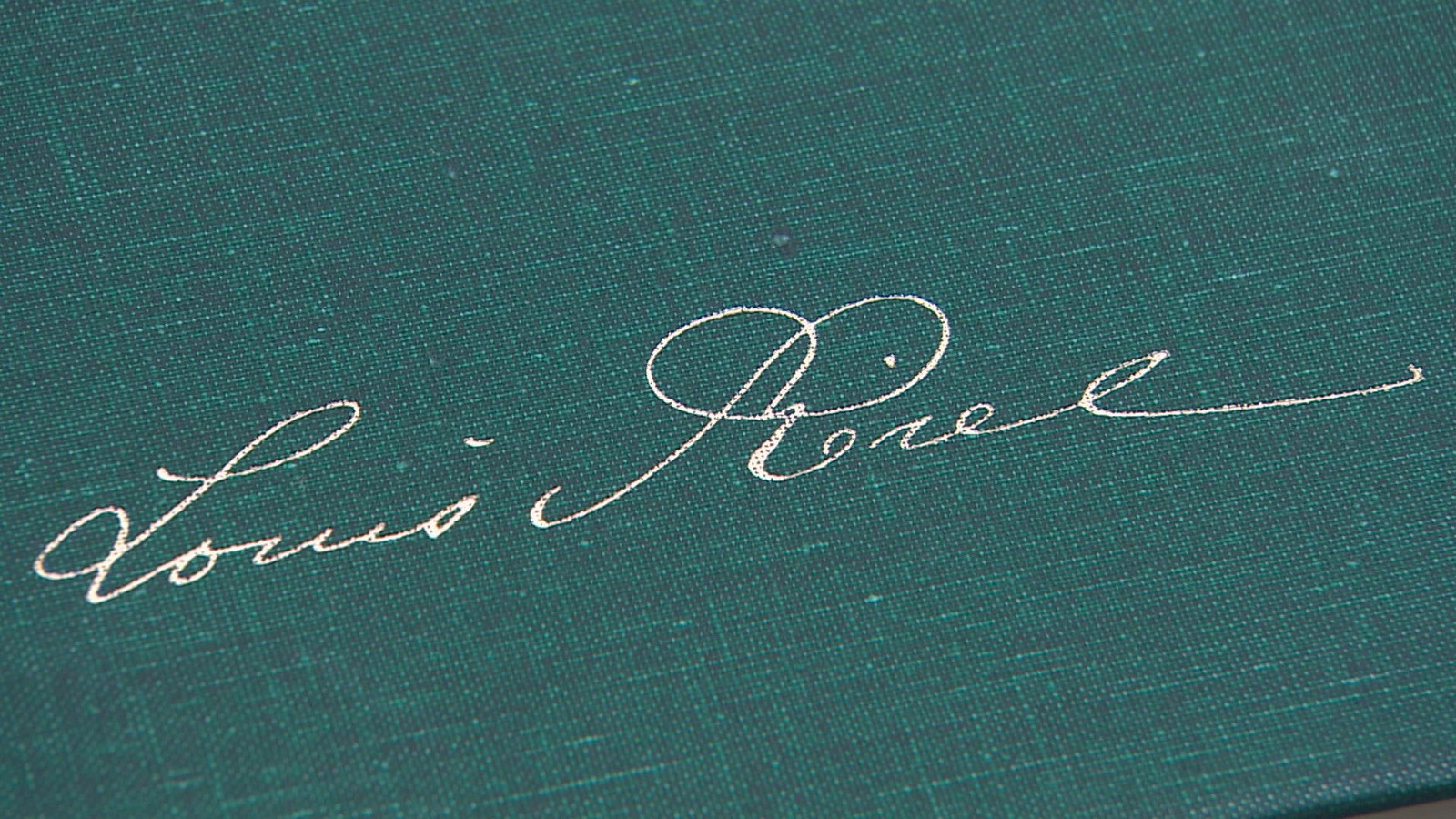Livre des écrits de Louis Riel : sur la couverture, la signature du chef métis Livre des écrits de Louis Riel : sur la couverture, la signature du chef métis