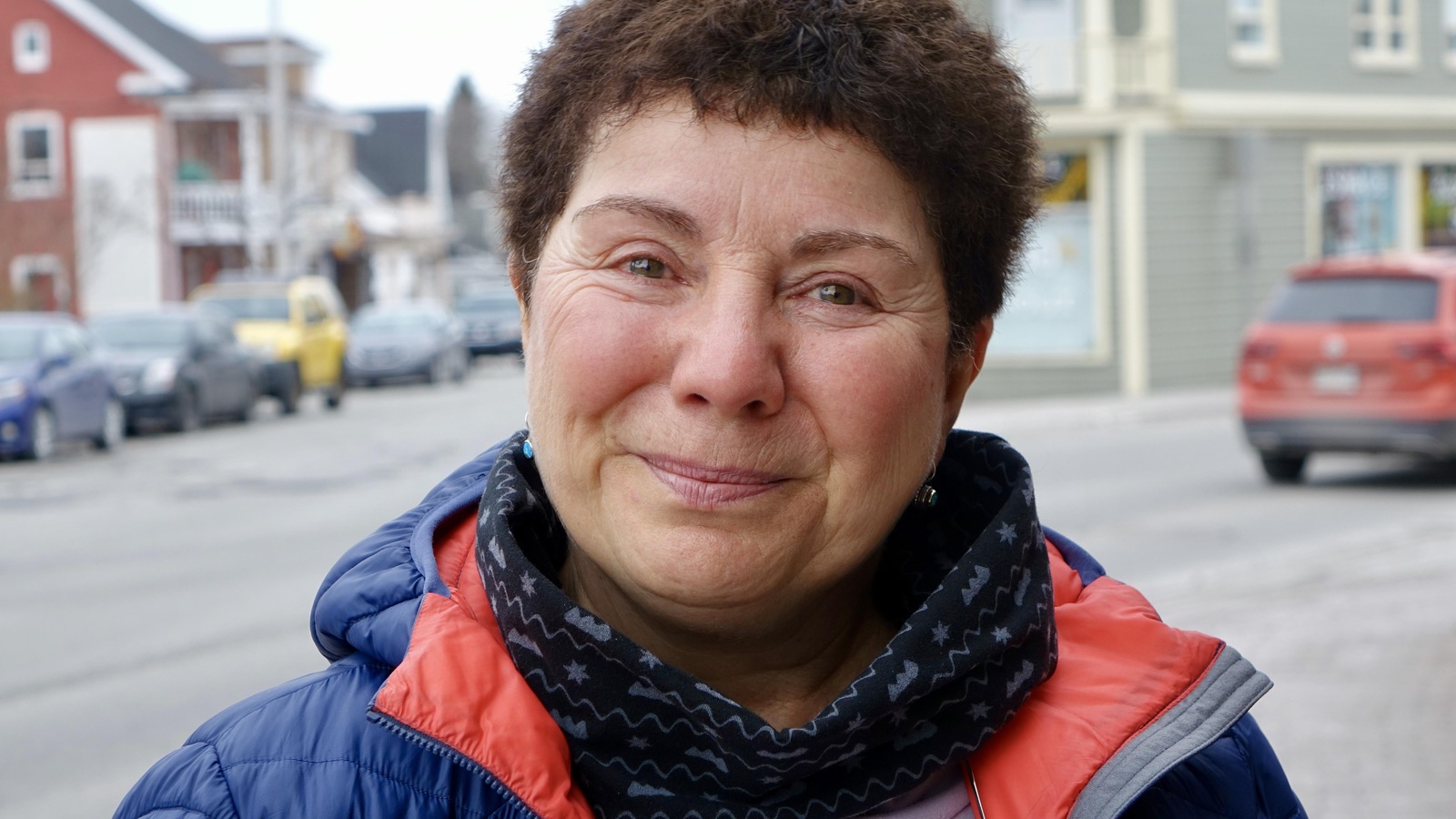 Lucie Dumont sourit à la caméra. Lucie Dumont sourit à la caméra.