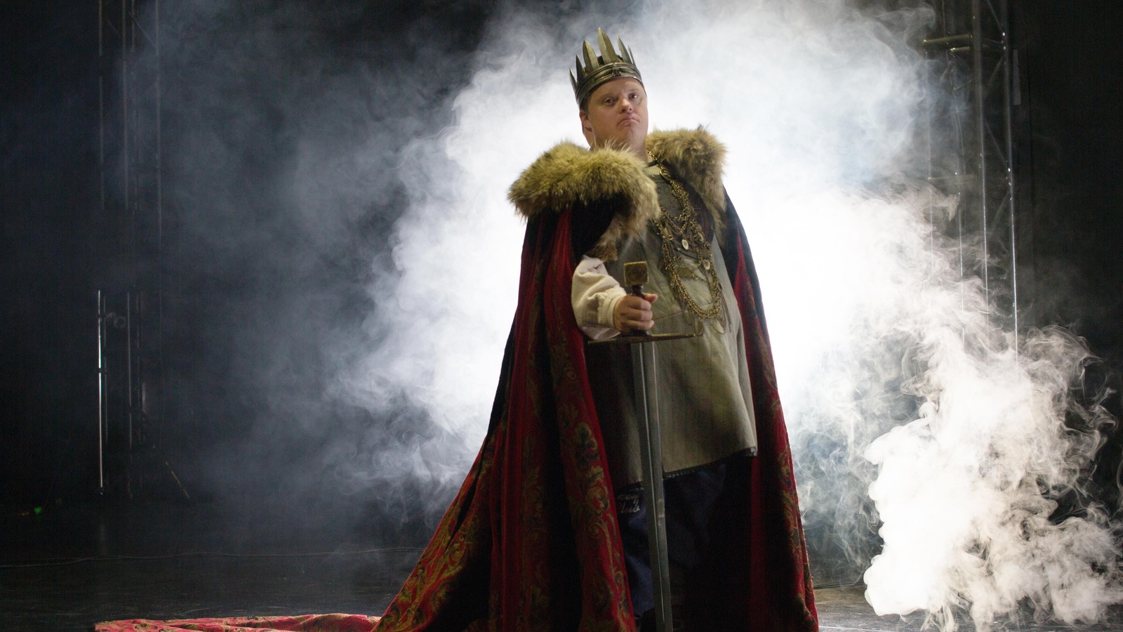 L'acteur dans son costume de roi avec une couronne sur la tête et une épée dans la main droite L'acteur dans son costume de roi avec une couronne sur la tête et une épée dans la main droite