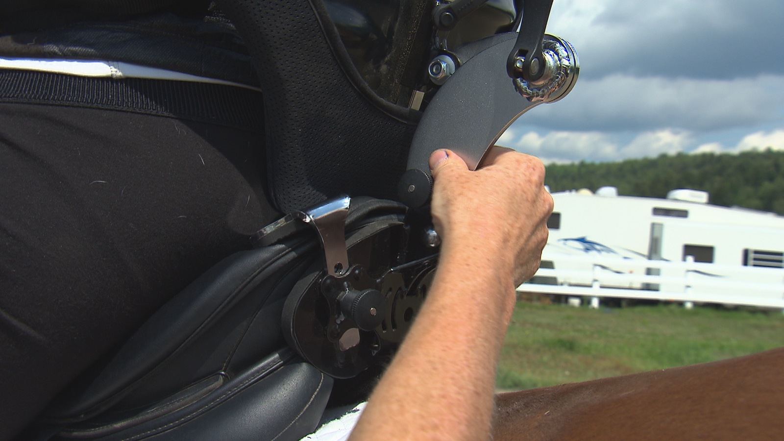Une selle adaptée spécialement pour elle permet à Lyne Joly de se maintenir à cheval, malgré sa paraplégie. Une selle adaptée spécialement pour elle permet à Lyne Joly de se maintenir à cheval, malgré sa paraplégie.