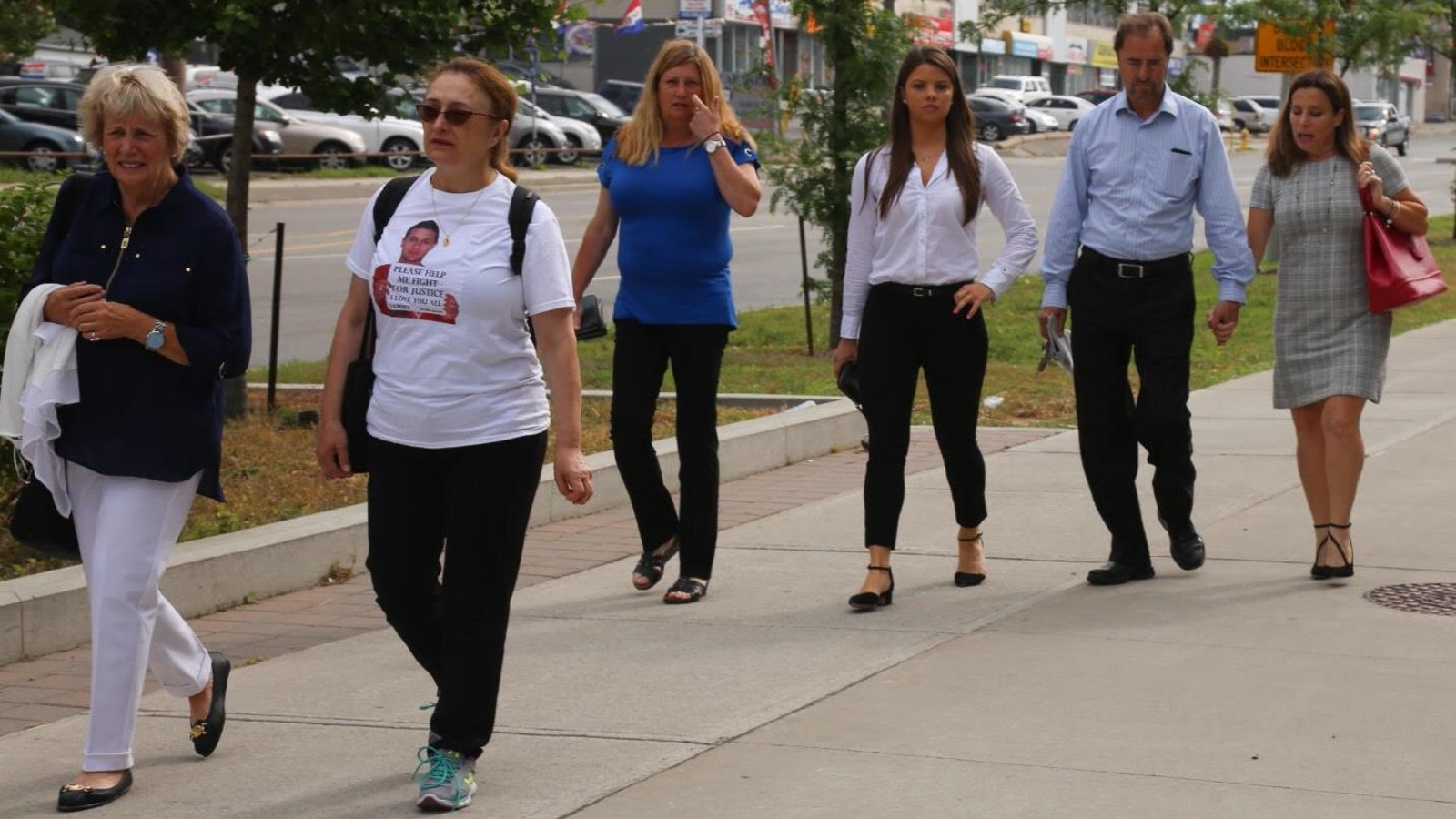 La famille de Michael MacIsaac, accompagnée par la mère de Sammy Yatim, tué lui aussi par un policier. La famille de Michael MacIsaac, accompagnée par la mère de Sammy Yatim, tué lui aussi par un policier.