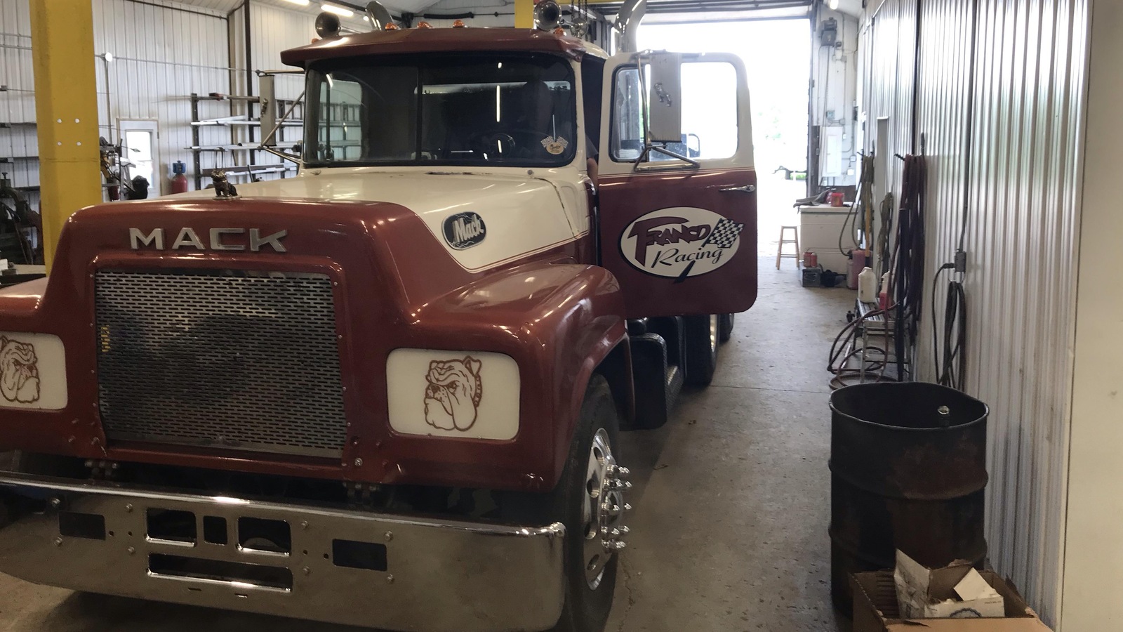 Un camion poids lourd Mack modifié pour la course. Un camion poids lourd Mack modifié pour la course.