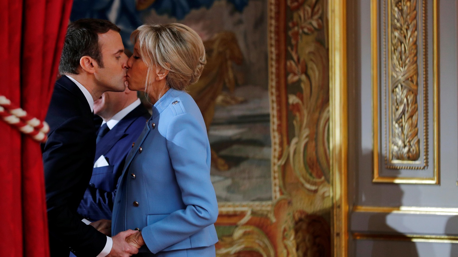 Le futur président de la République embrasse sa femme Brigitte quelques instants avant la passation du pouvoir. Le futur président de la République embrasse sa femme Brigitte quelques instants avant la passation du pouvoir.