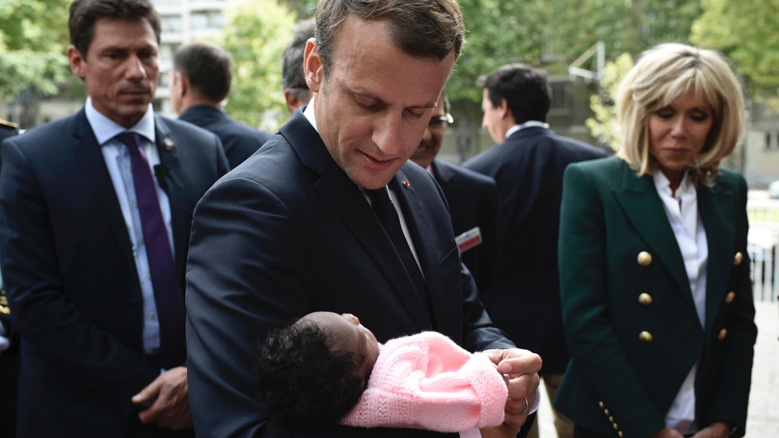 Emmanuel Macron avec un bébé dans les bras Emmanuel Macron avec un bébé dans les bras