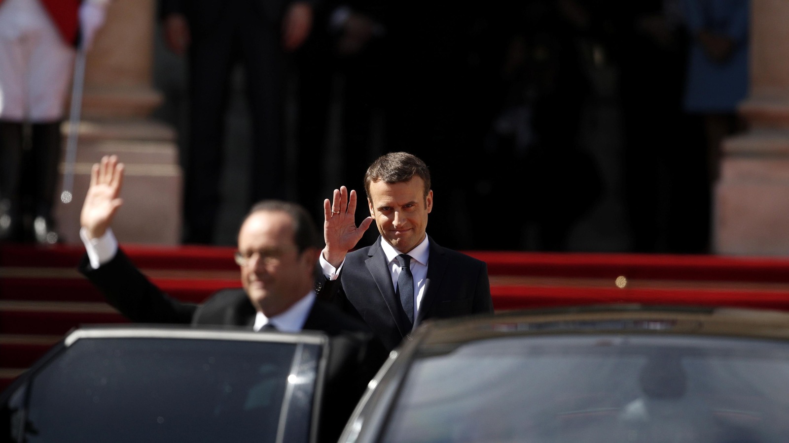 L’ex-président François Hollande qui a salué la foule avant de prendre place dans la voiture qui le ramenait à la vie civile. L’ex-président François Hollande qui a salué la foule avant de prendre place dans la voiture qui le ramenait à la vie civile.