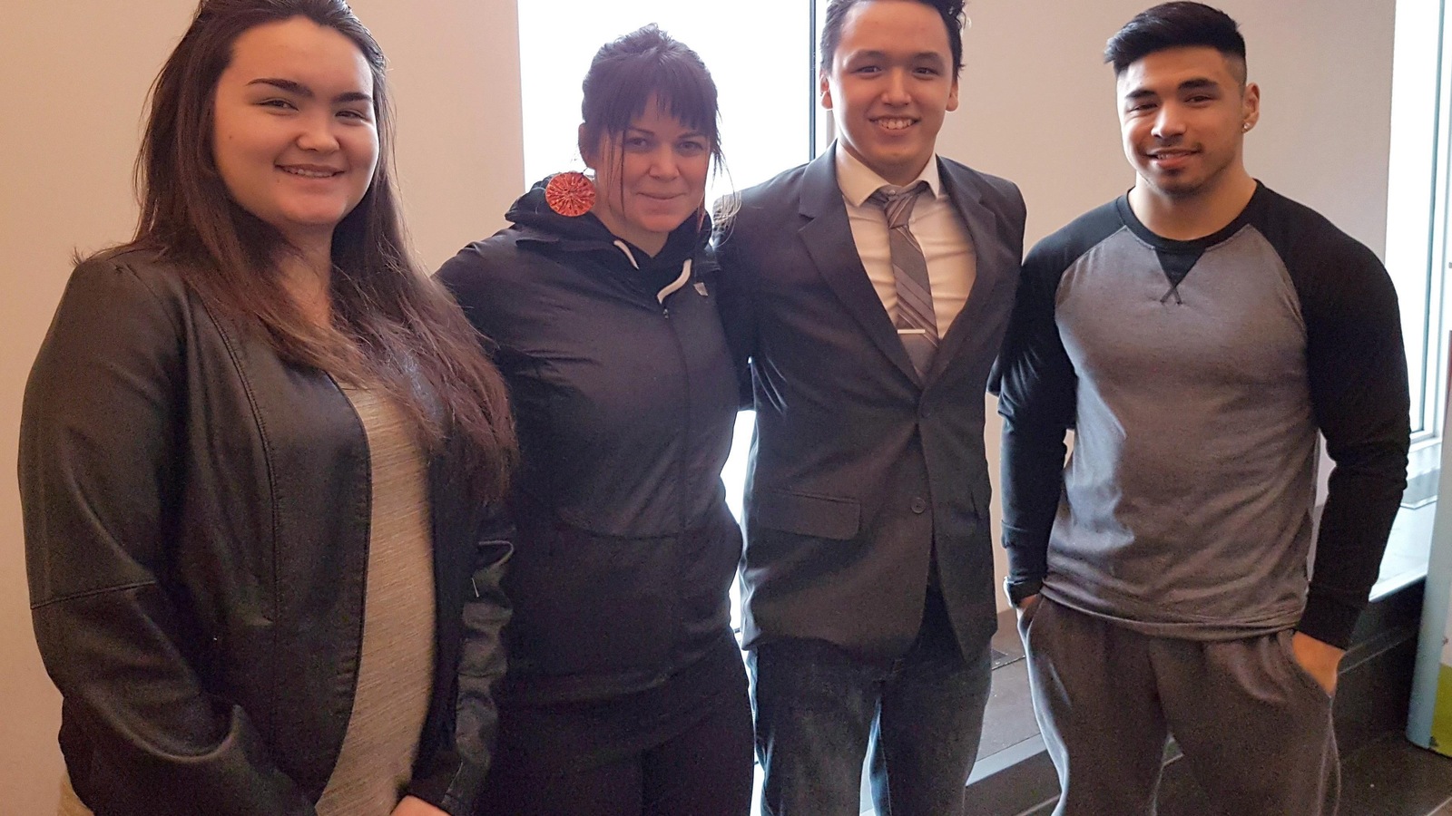 Maggie MacDonnelle et ses étudiants, Samantha Leclerc, Lucasie Amamatuak et Larry Thomassie. Maggie MacDonnelle et ses étudiants, Samantha Leclerc, Lucasie Amamatuak et Larry Thomassie.