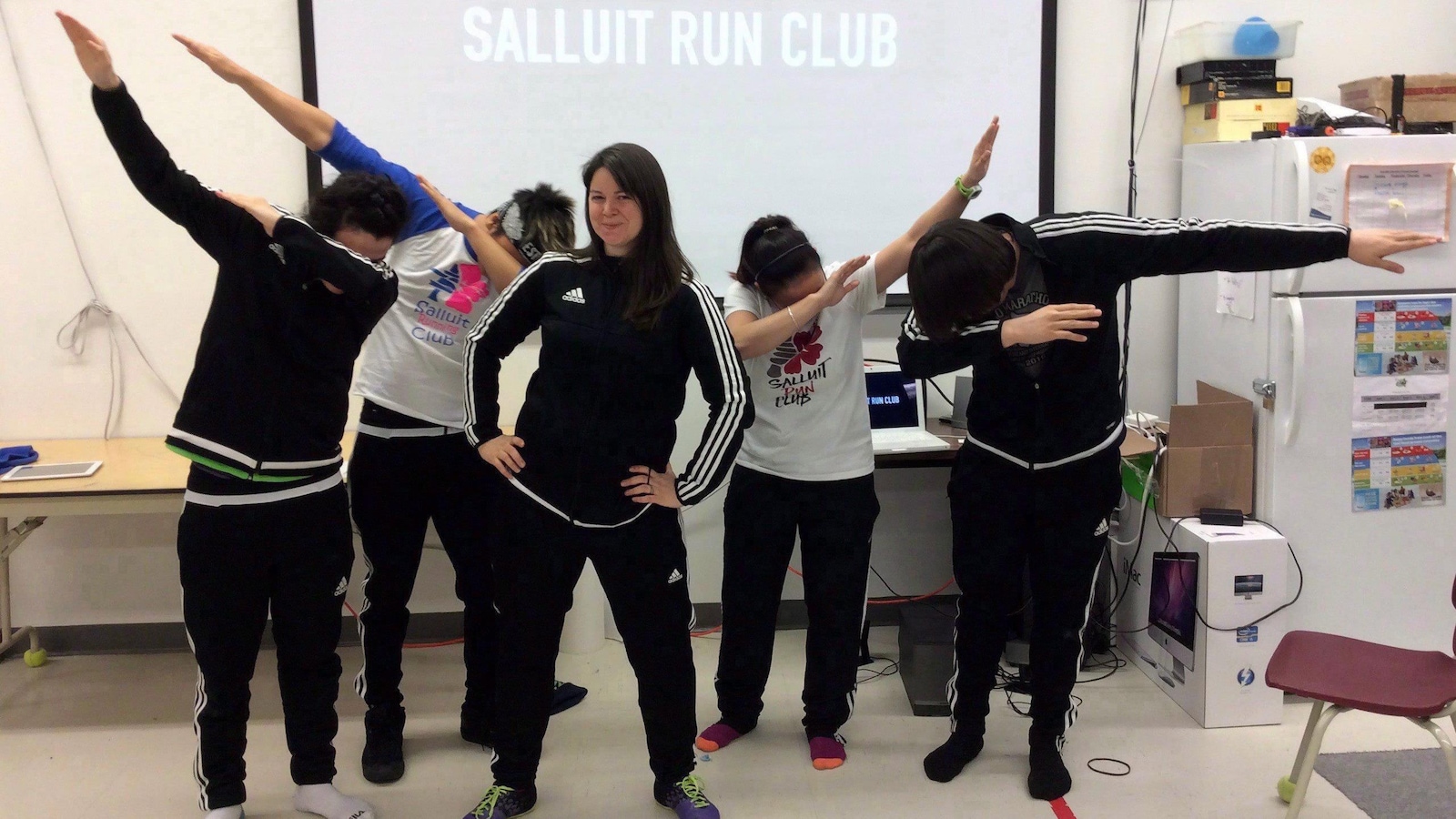Maggie MacDonnell a lancé un club de course avec ses étudiants de Salluit. Maggie MacDonnell a lancé un club de course avec ses étudiants de Salluit.