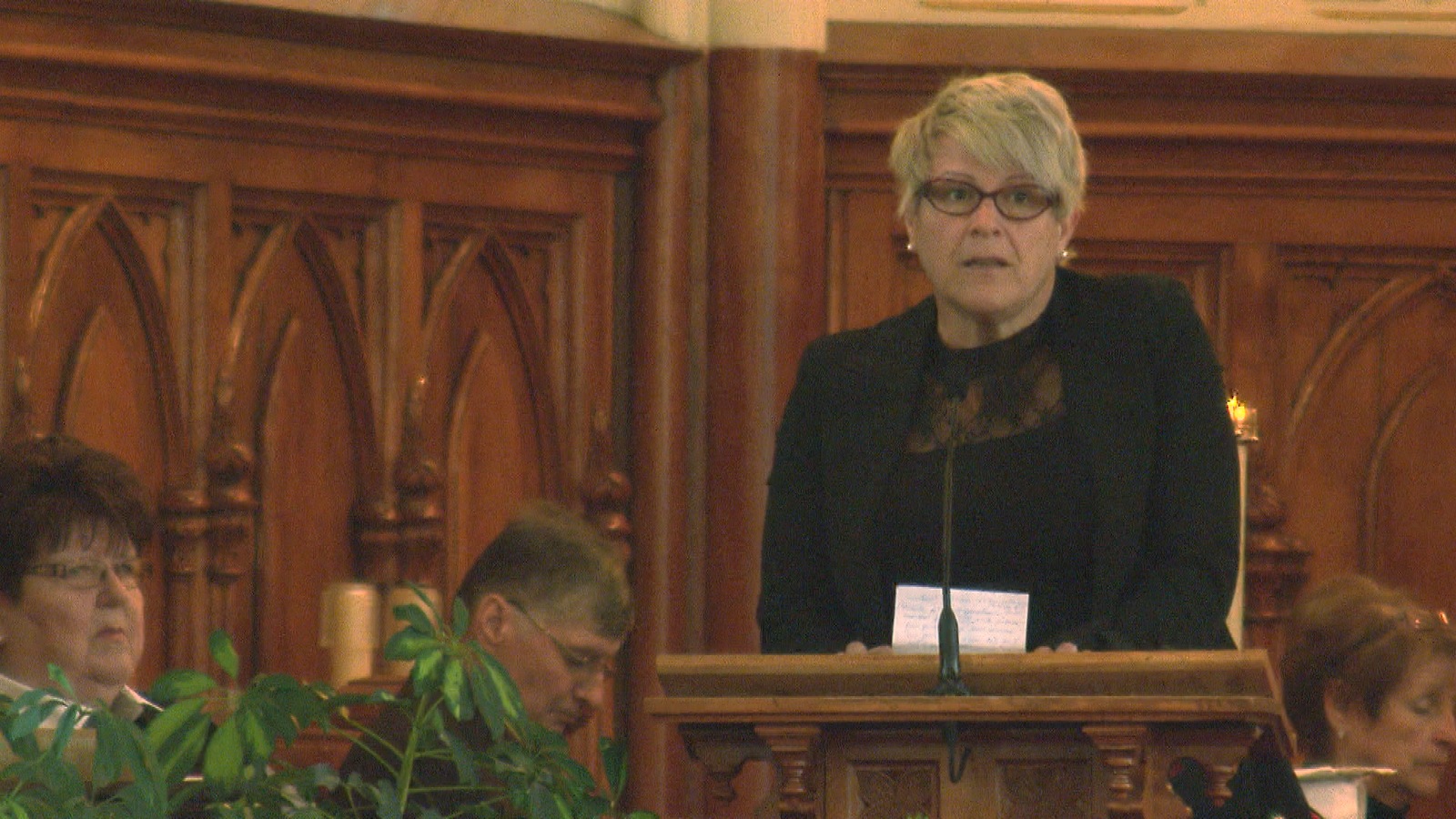 La mairesse Ginette Caron, lors de la messe commémorative des 5 ans de la tragédie de la résidence du Havre, dimanche. La mairesse Ginette Caron, lors de la messe commémorative des 5 ans de la tragédie de la résidence du Havre, dimanche.