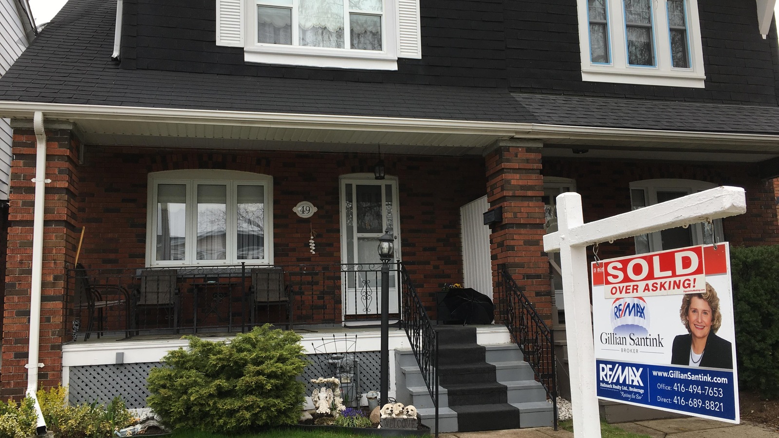 Photo d'une affiche vendue devant une maison Photo d'une affiche vendue devant une maison