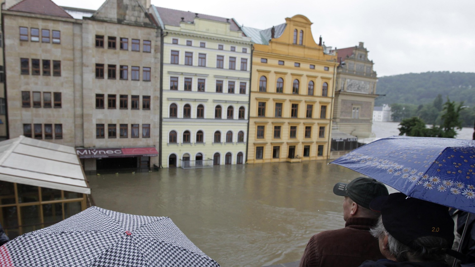 Des maisons près de la rivière Vitava, à Prague, en République tchèque Des maisons près de la rivière Vitava, à Prague, en République tchèque