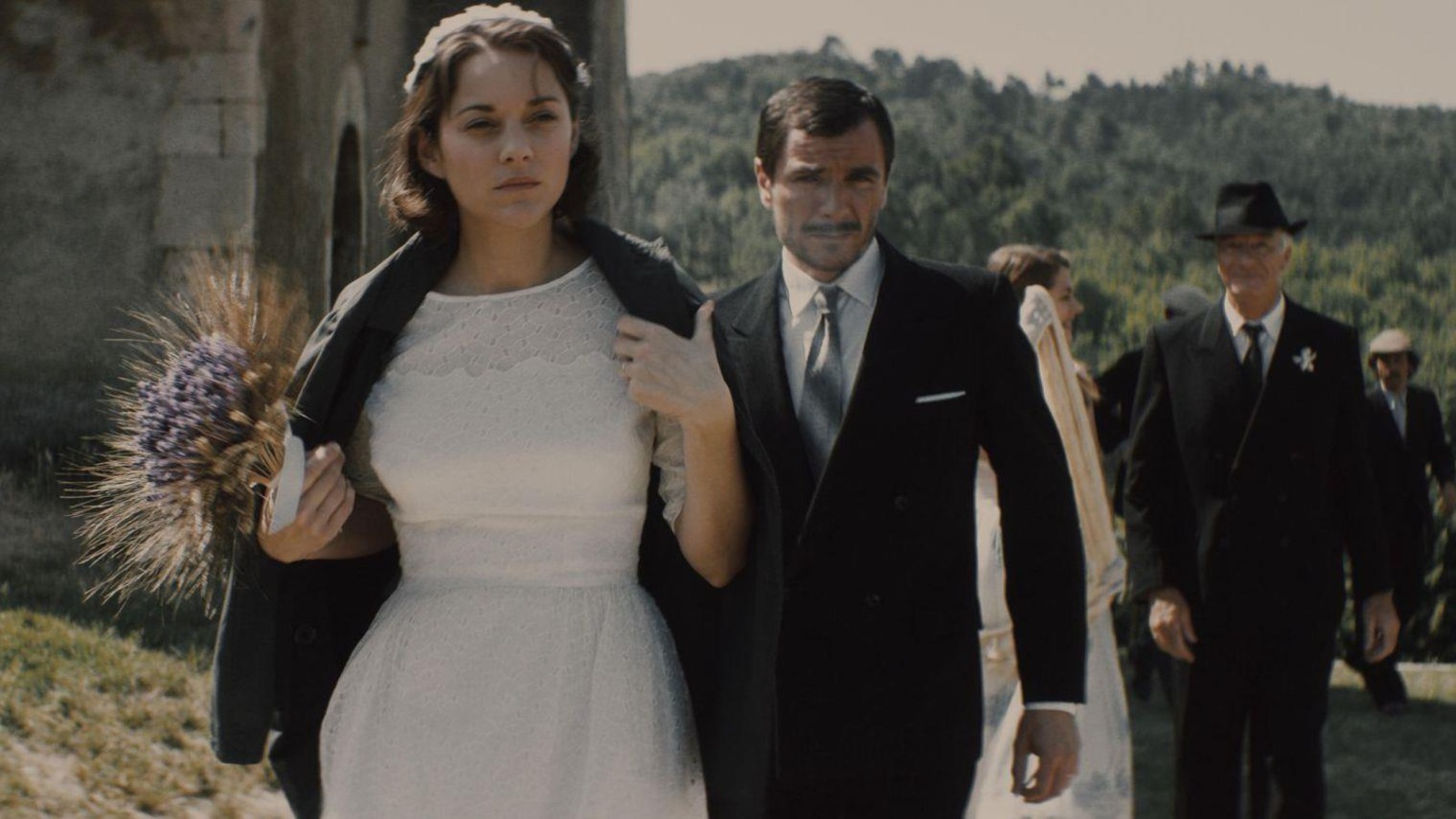 Une jeune femme portant une robe de mariée marche devant une église. Une jeune femme portant une robe de mariée marche devant une église.