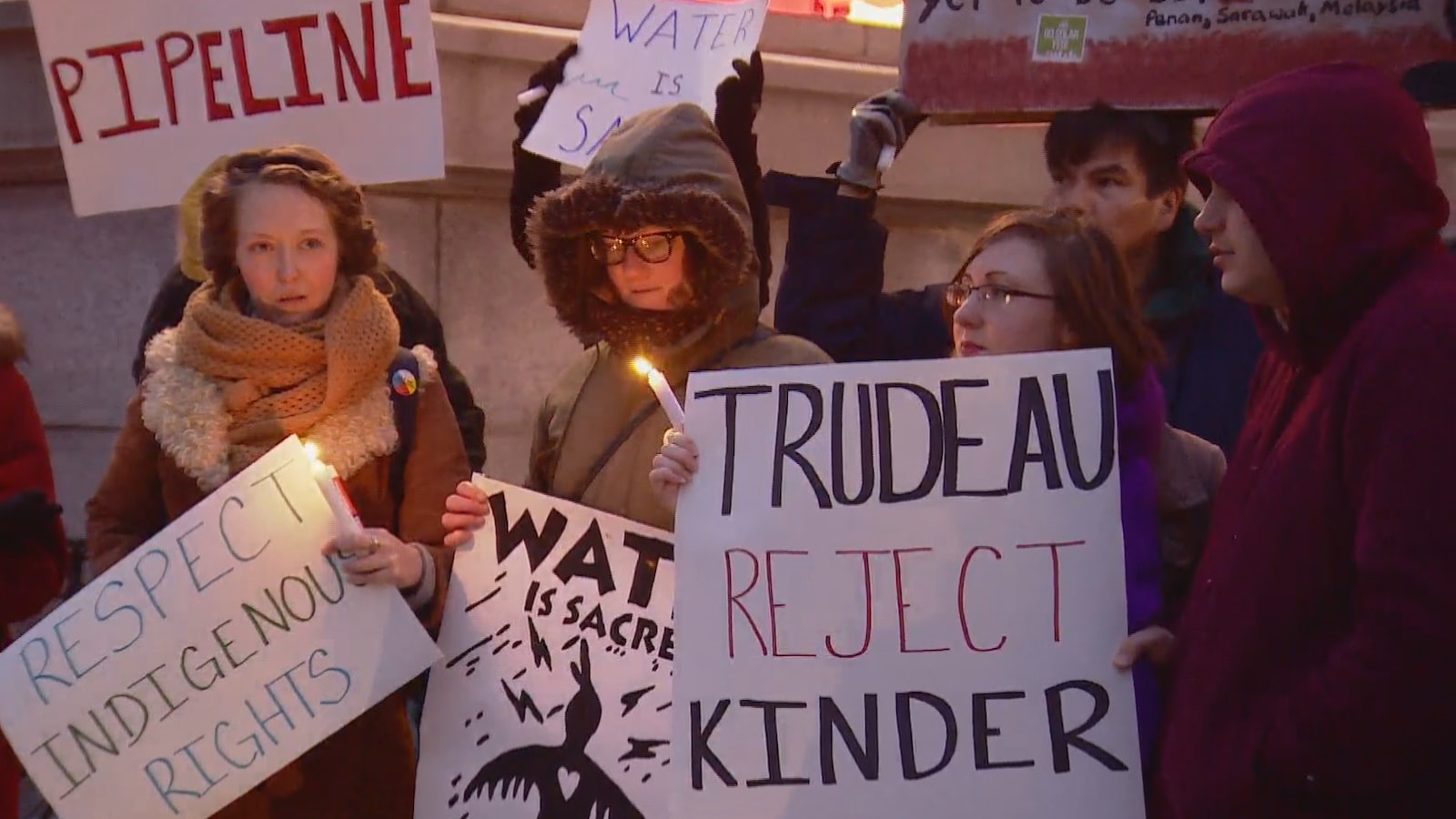 Manifestations contre le projet d’expansion du pipeline de Kinder Morgan à Edmonton Manifestations contre le projet d’expansion du pipeline de Kinder Morgan à Edmonton