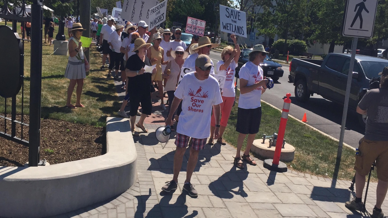 Les manifestants marchent sur un trottoir. Les manifestants marchent sur un trottoir.