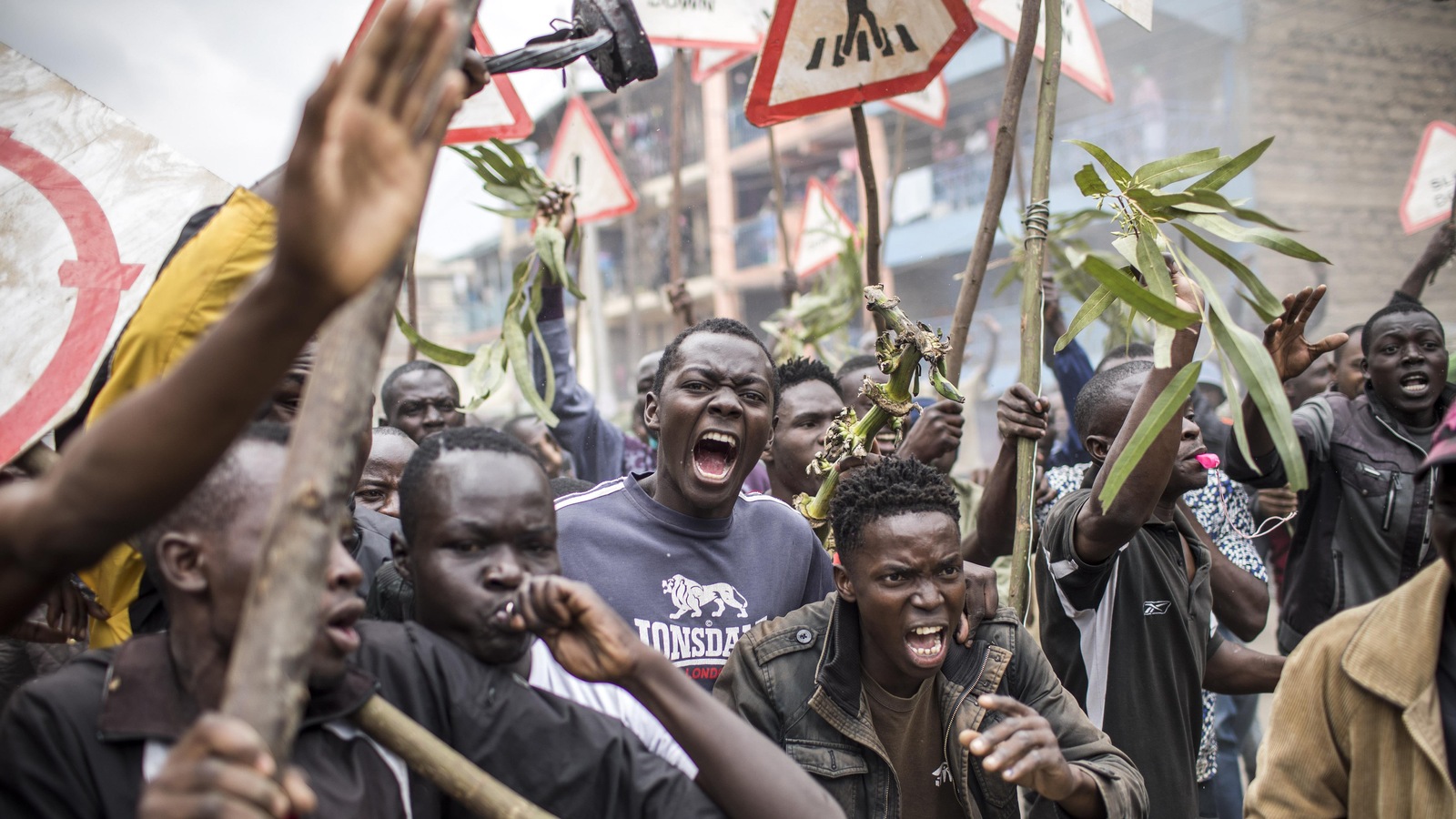 Des hommes en colère manifestent. Des hommes en colère manifestent.
