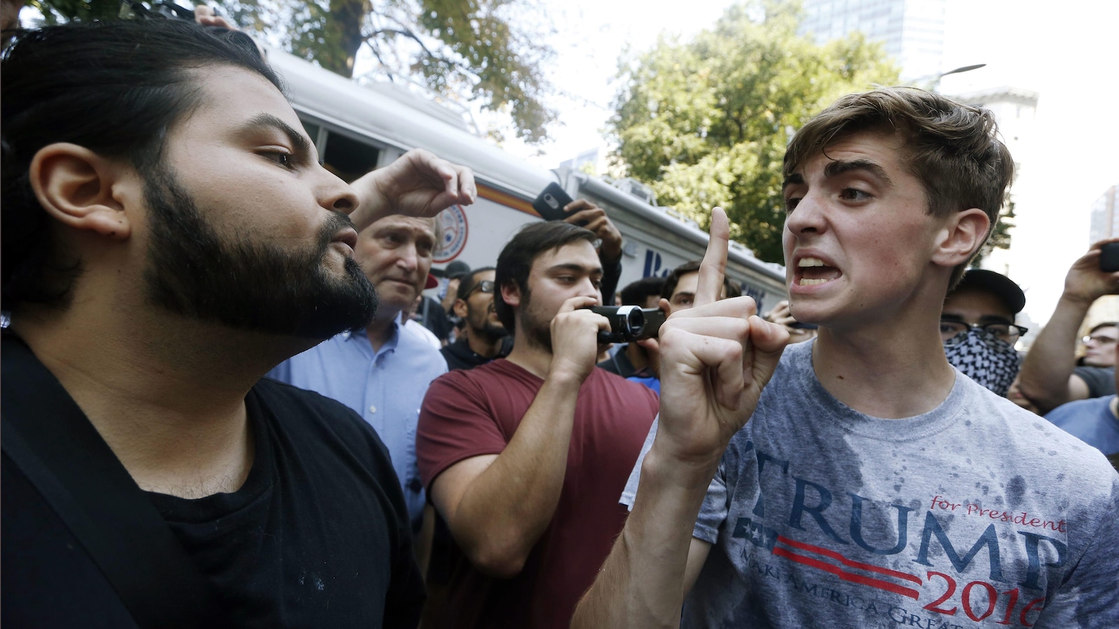 Un militant participant au rassemblement « pour la liberté d’expression », vêtu d'un chandail à l'effigie du président Donald Trump, argumente avec un manifestant antiraciste, à Boston. Un militant participant au rassemblement « pour la liberté d’expression », vêtu d'un chandail à l'effigie du président Donald Trump, argumente avec un manifestant antiraciste, à Boston.