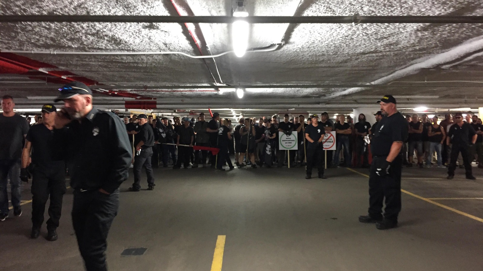 Environ 600 membres de La Meute attendent dans un stationnement. Environ 600 membres de La Meute attendent dans un stationnement.