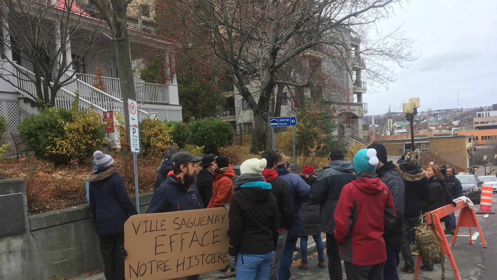 Des manifestant devant la maison Des manifestant devant la maison