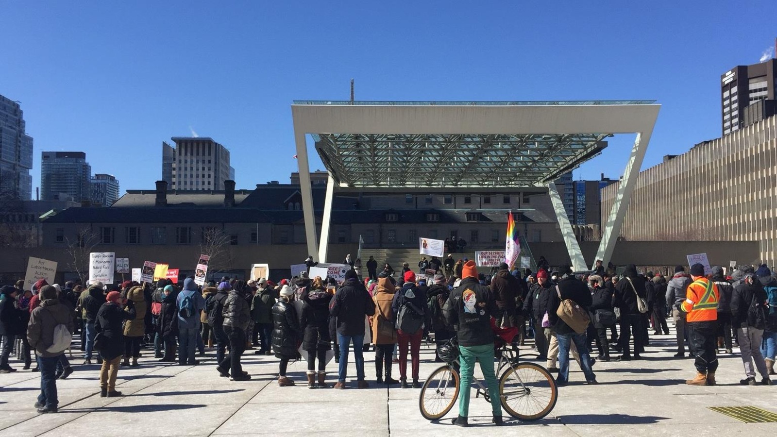 Des manifestants sont réunis à Toronto. Des manifestants sont réunis à Toronto.