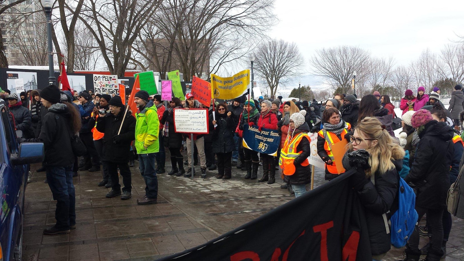 Quelques centaines de personnes ont participé à la manifestation contre le racisme devant l'Assemblée nationale à Québec. Quelques centaines de personnes ont participé à la manifestation contre le racisme devant l'Assemblée nationale à Québec.