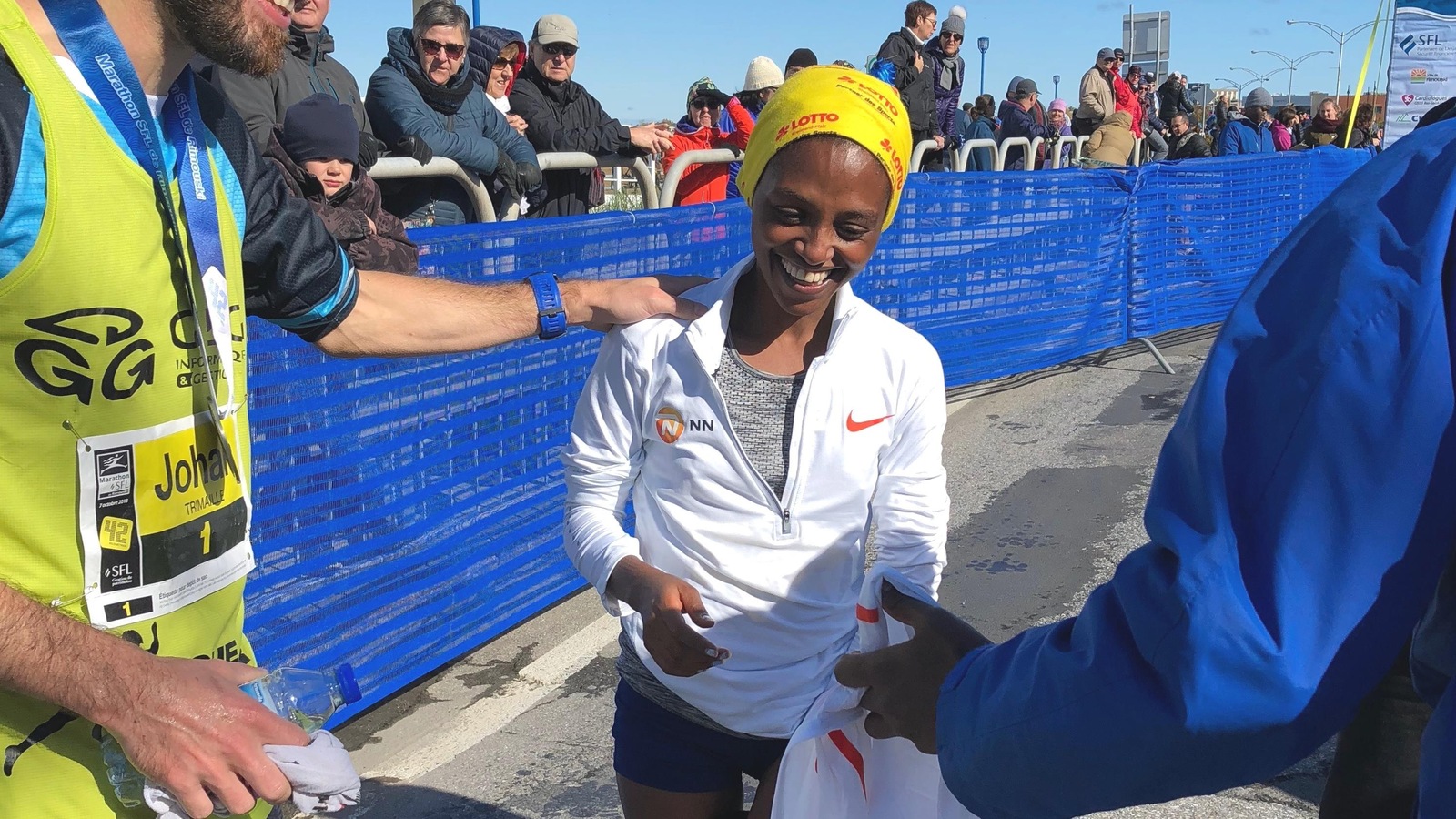 La gagnante, quelques instants après avoir franchi le fil d'arrivée, affiche un large sourire. La gagnante, quelques instants après avoir franchi le fil d'arrivée, affiche un large sourire.