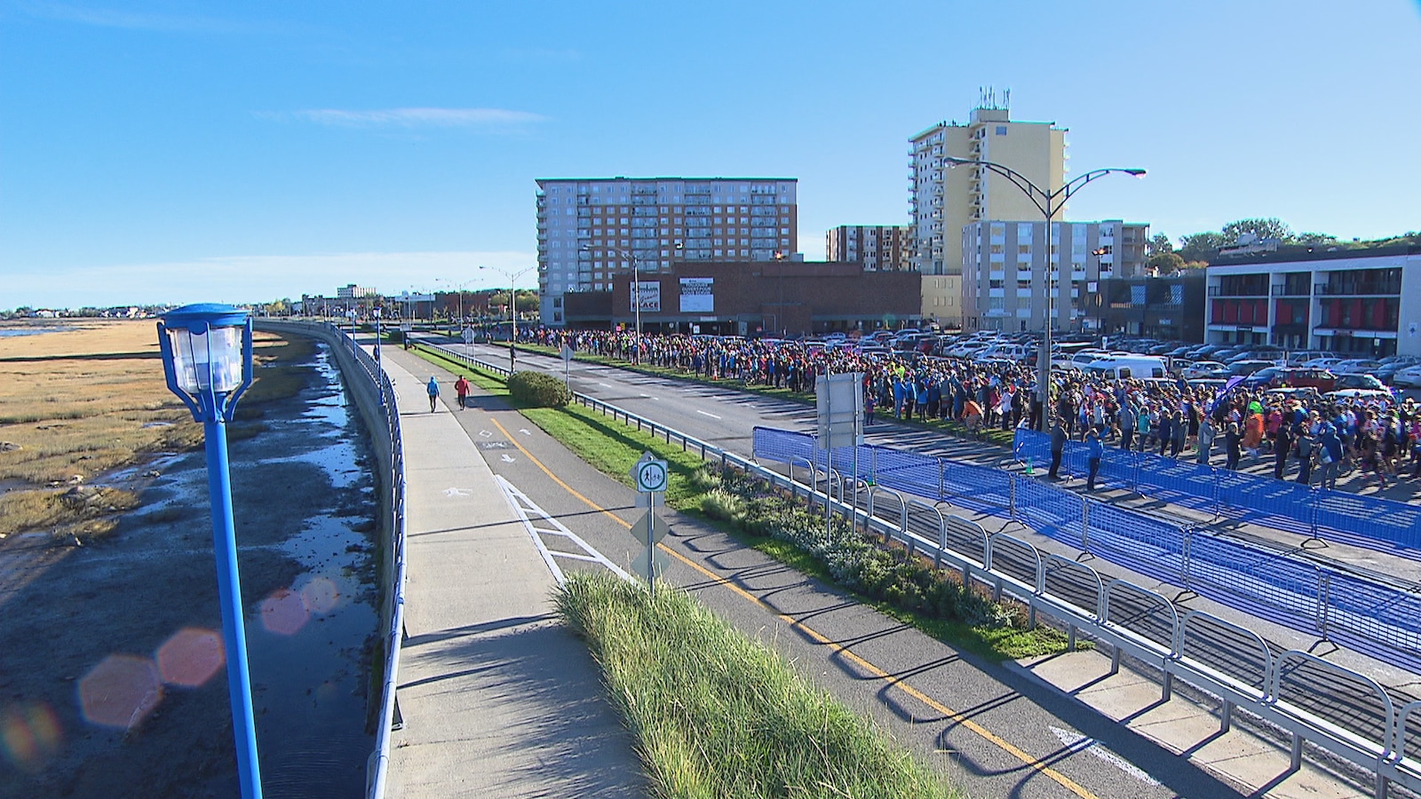 Grand départ des marathoniens au centre-ville de Rimouski Grand départ des marathoniens au centre-ville de Rimouski