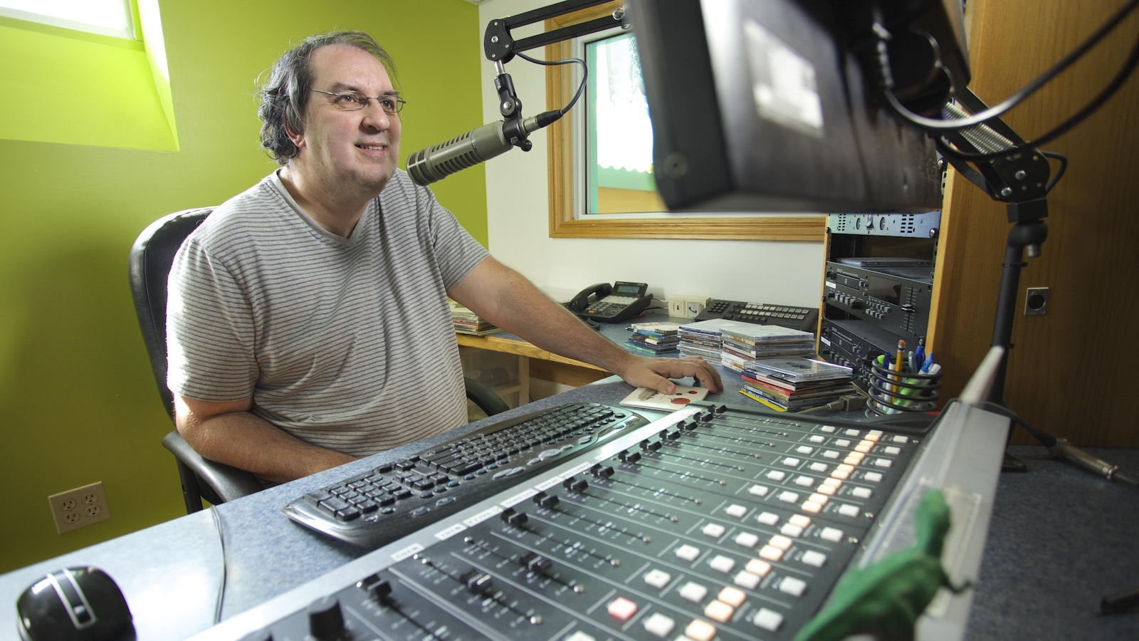 Photo de Marc derrière sa console Photo de Marc derrière sa console