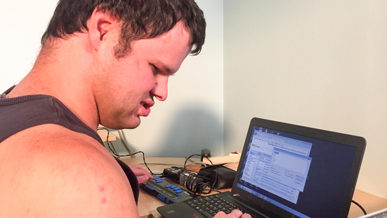 Marc Robidoux navigue sur Internet avec son clavier braille. Marc Robidoux navigue sur Internet avec son clavier braille.
