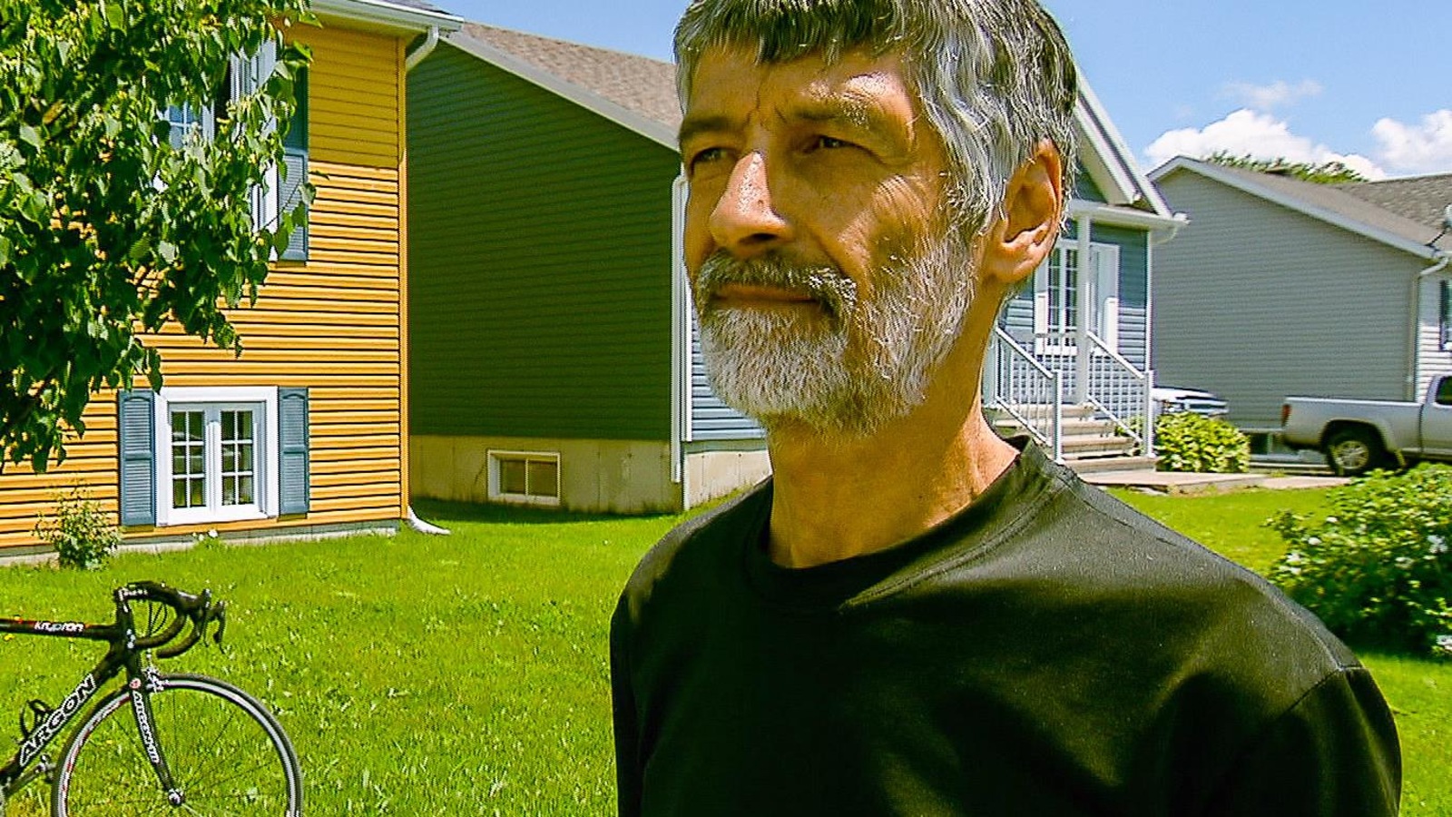 Marc Simard, vice-président du Club Vélo Portneuf lors d'une entrevue devant son domicile Marc Simard, vice-président du Club Vélo Portneuf lors d'une entrevue devant son domicile