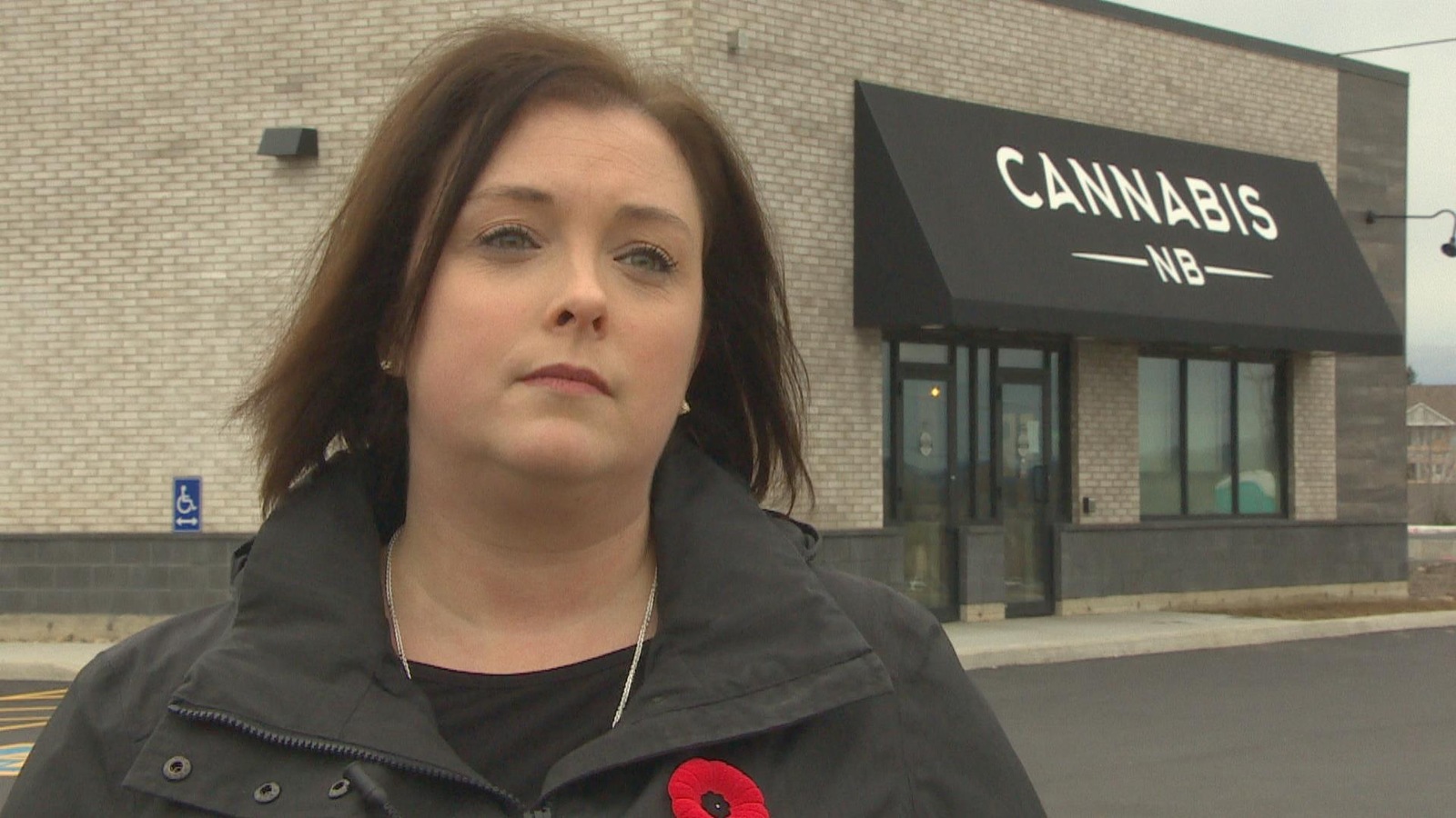Marie-Andrée Bolduc en entrevue devant une boutique de Cannabis NB. Marie-Andrée Bolduc en entrevue devant une boutique de Cannabis NB.