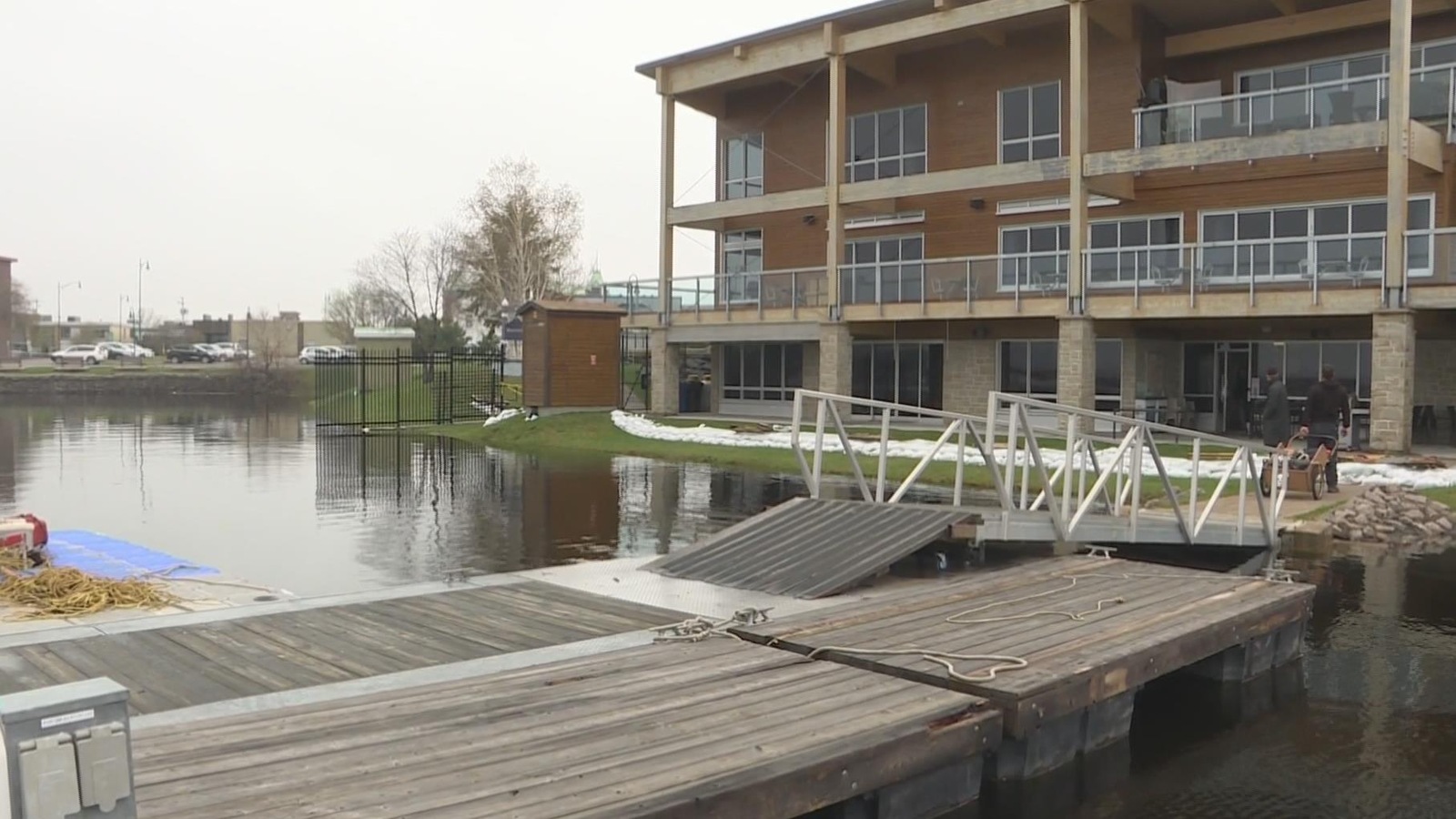 Des sacs de sable installés devant la marina de Roberval Des sacs de sable installés devant la marina de Roberval