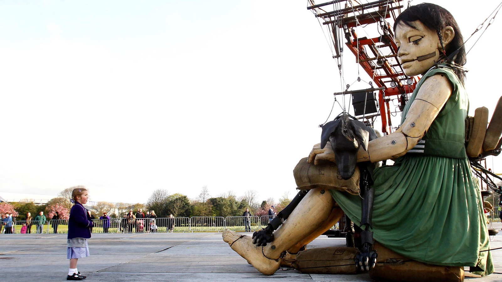 À Liverpool, la compagne française Royal de luxe a créé une installation de marionnettes géantes. À Liverpool, la compagne française Royal de luxe a créé une installation de marionnettes géantes.