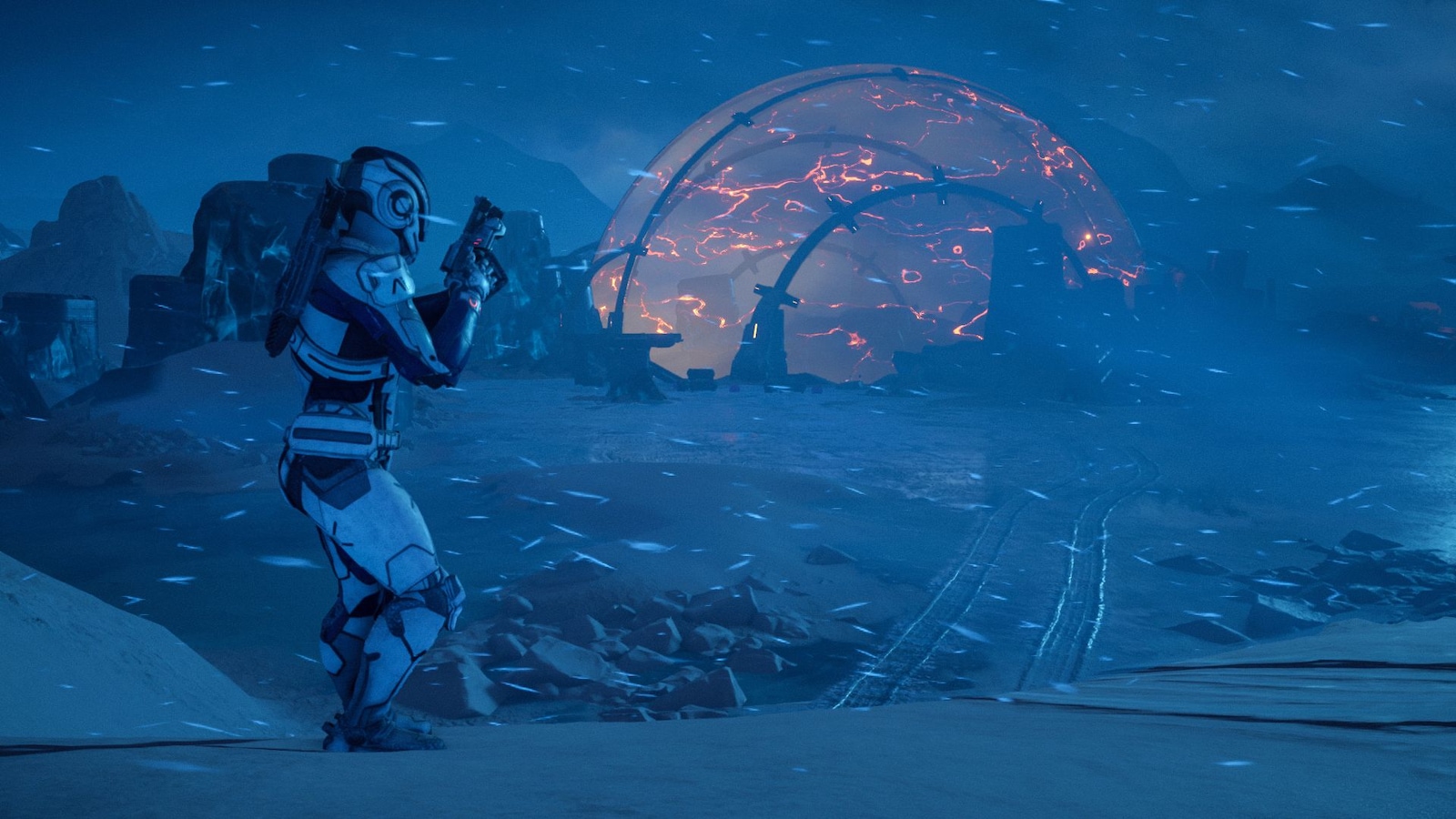 Un explorateur spatial armé progresse dans une tempête en direction d'un immense dôme rouge. Un explorateur spatial armé progresse dans une tempête en direction d'un immense dôme rouge.