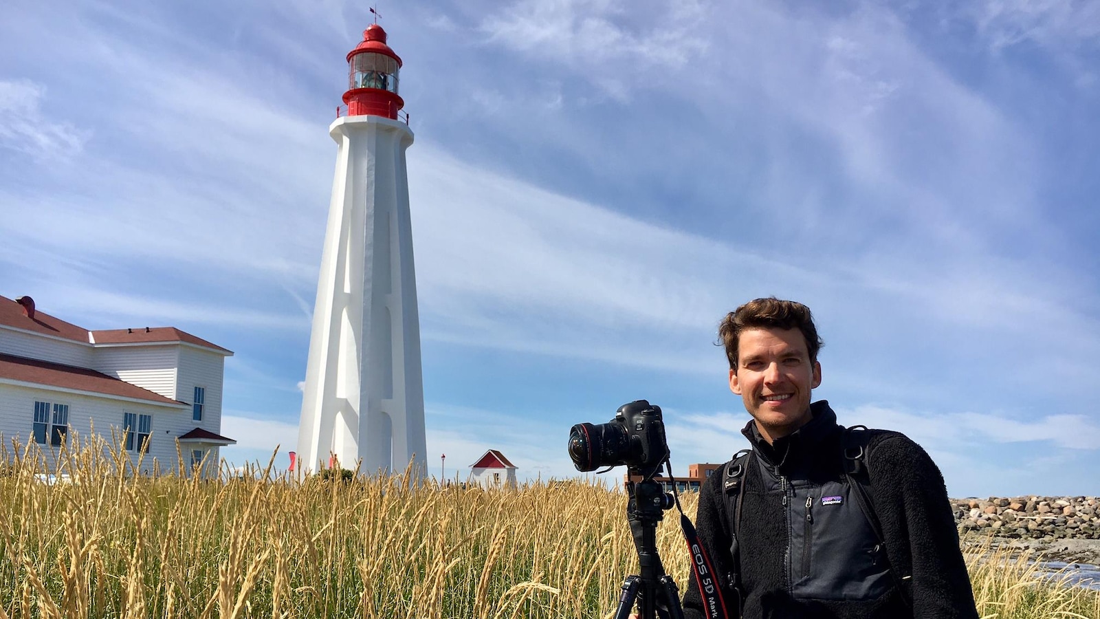 Le photographe Mathieu Dupuis au pied du phare de Pointe-au-Père Le photographe Mathieu Dupuis au pied du phare de Pointe-au-Père