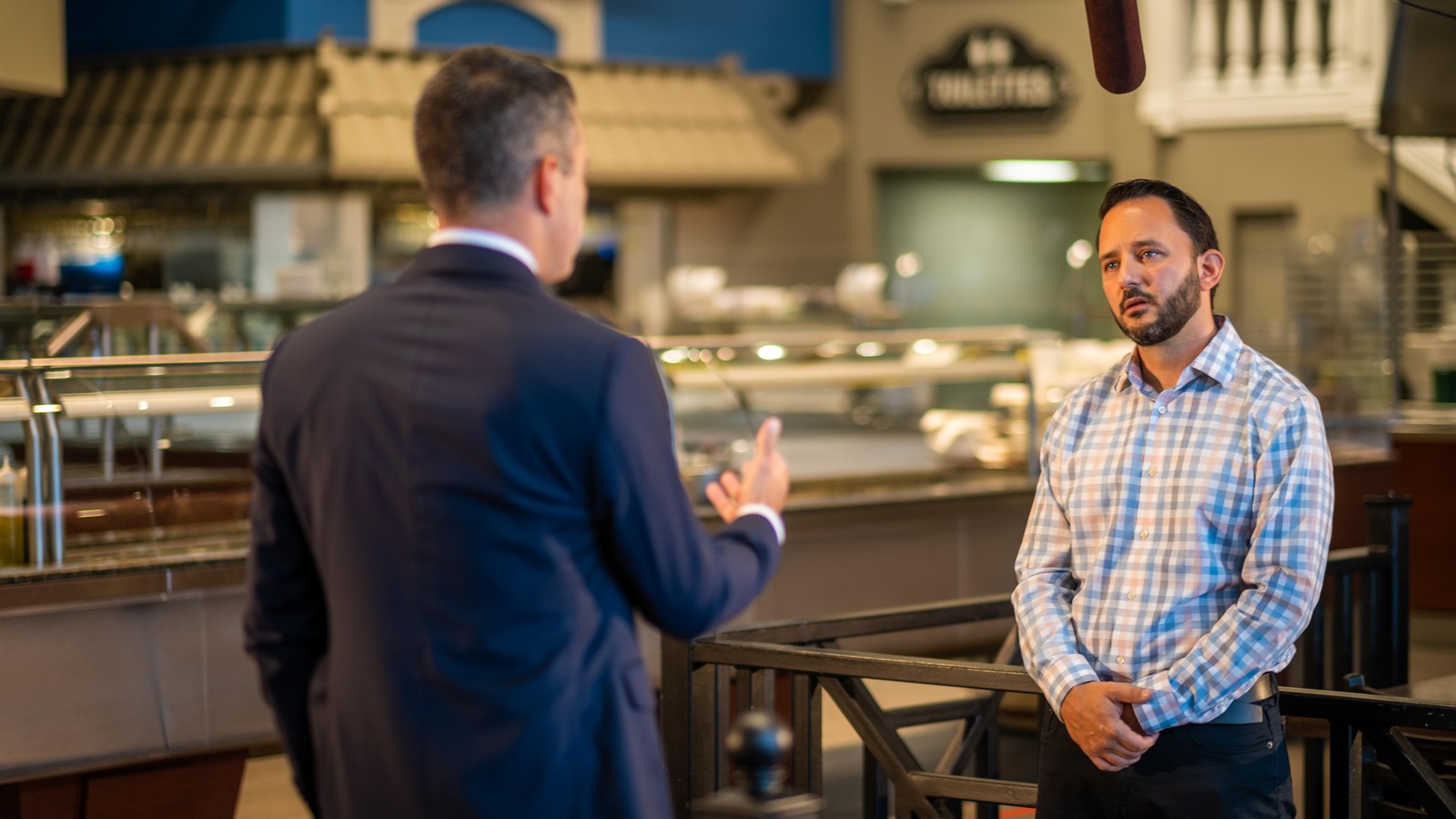 Le chef d'antenne du Téléjournal Ottawa-Gatineau s'entretient avec le restaurateur Tony Priftakis. Le chef d'antenne du Téléjournal Ottawa-Gatineau s'entretient avec le restaurateur Tony Priftakis.