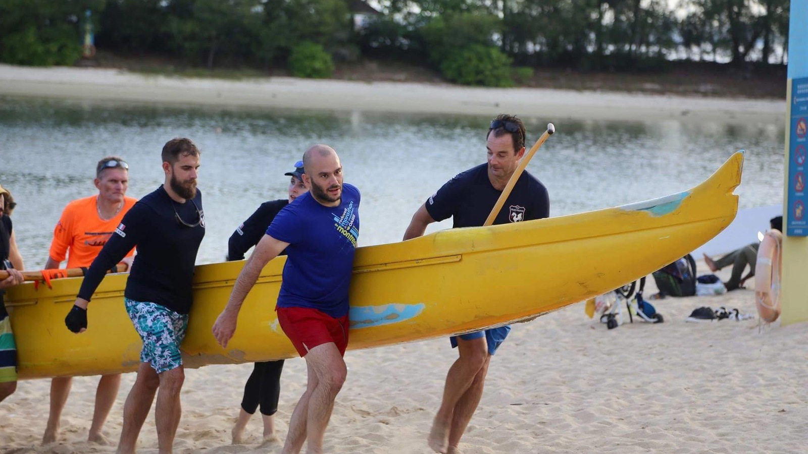 Maxime Bellehumeur pratique le « outrigger canoe » à Singapour Maxime Bellehumeur pratique le « outrigger canoe » à Singapour