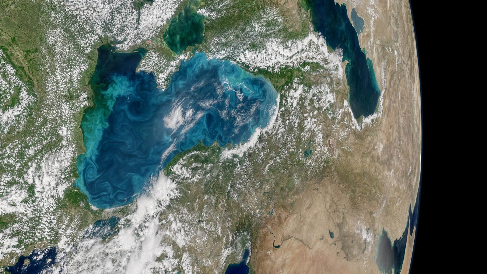 Un cliché dévoilée par la NASA le 12 juin 2017 montre comment une partie de la mer Noire est devenue turquoise. Un cliché dévoilée par la NASA le 12 juin 2017 montre comment une partie de la mer Noire est devenue turquoise.